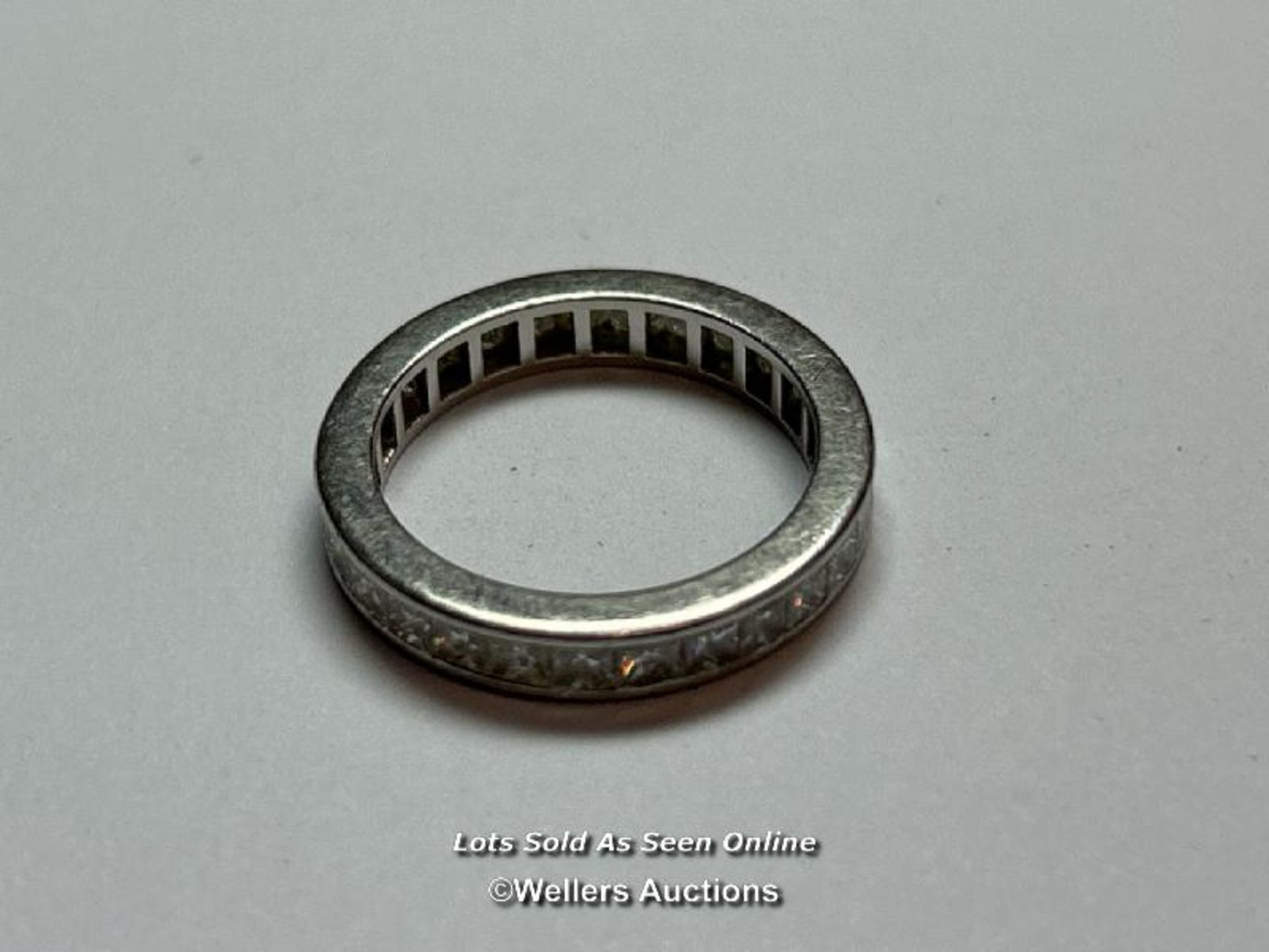 A princess cut diamond full eternity ring in hallmarked platinum, 2005. Estimated total diamond - Bild 2 aus 3