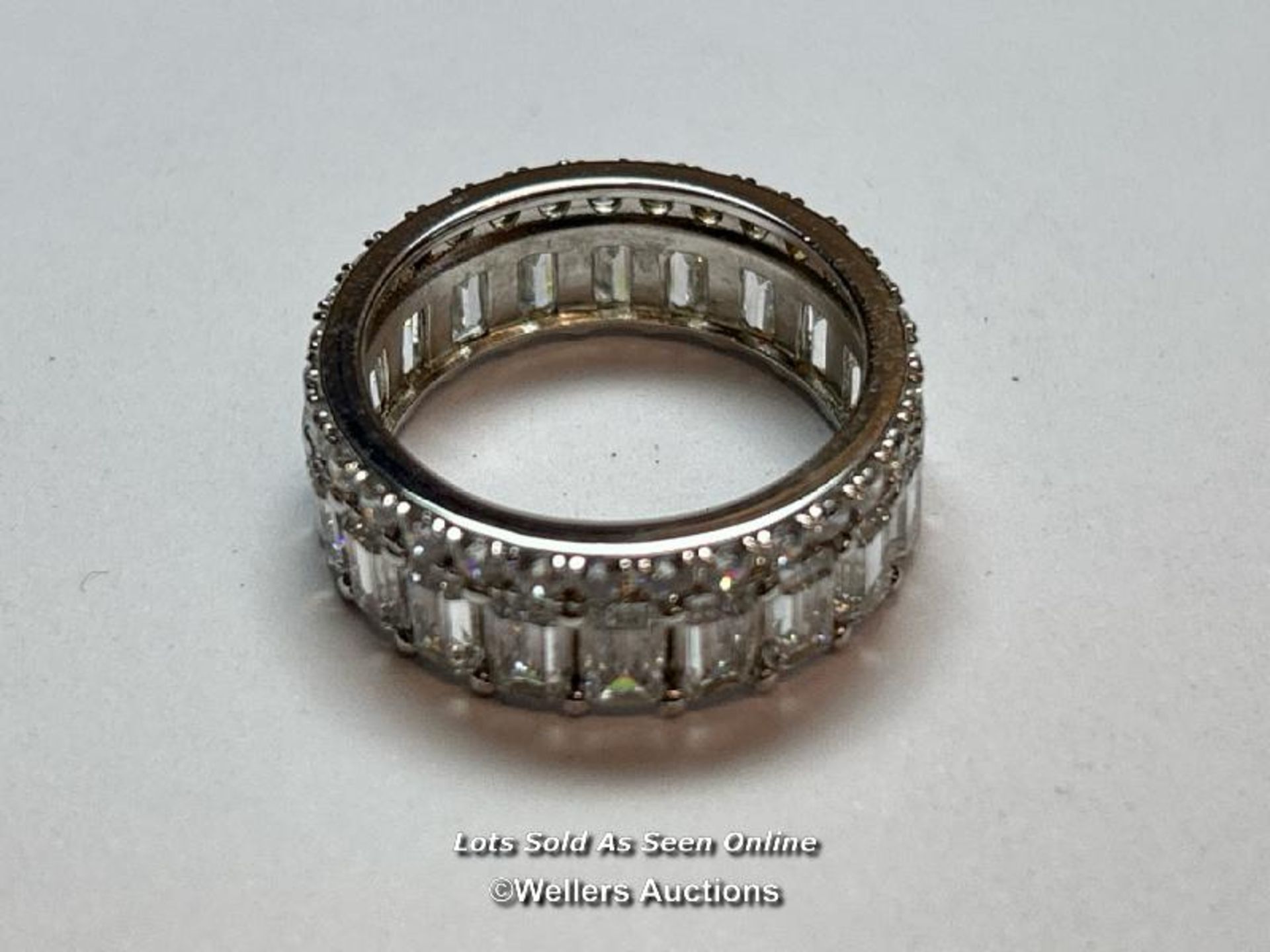 A hallmarked 9ct rose gold ring by QVC with pierced floral design band and set with two rows of - Image 5 of 5