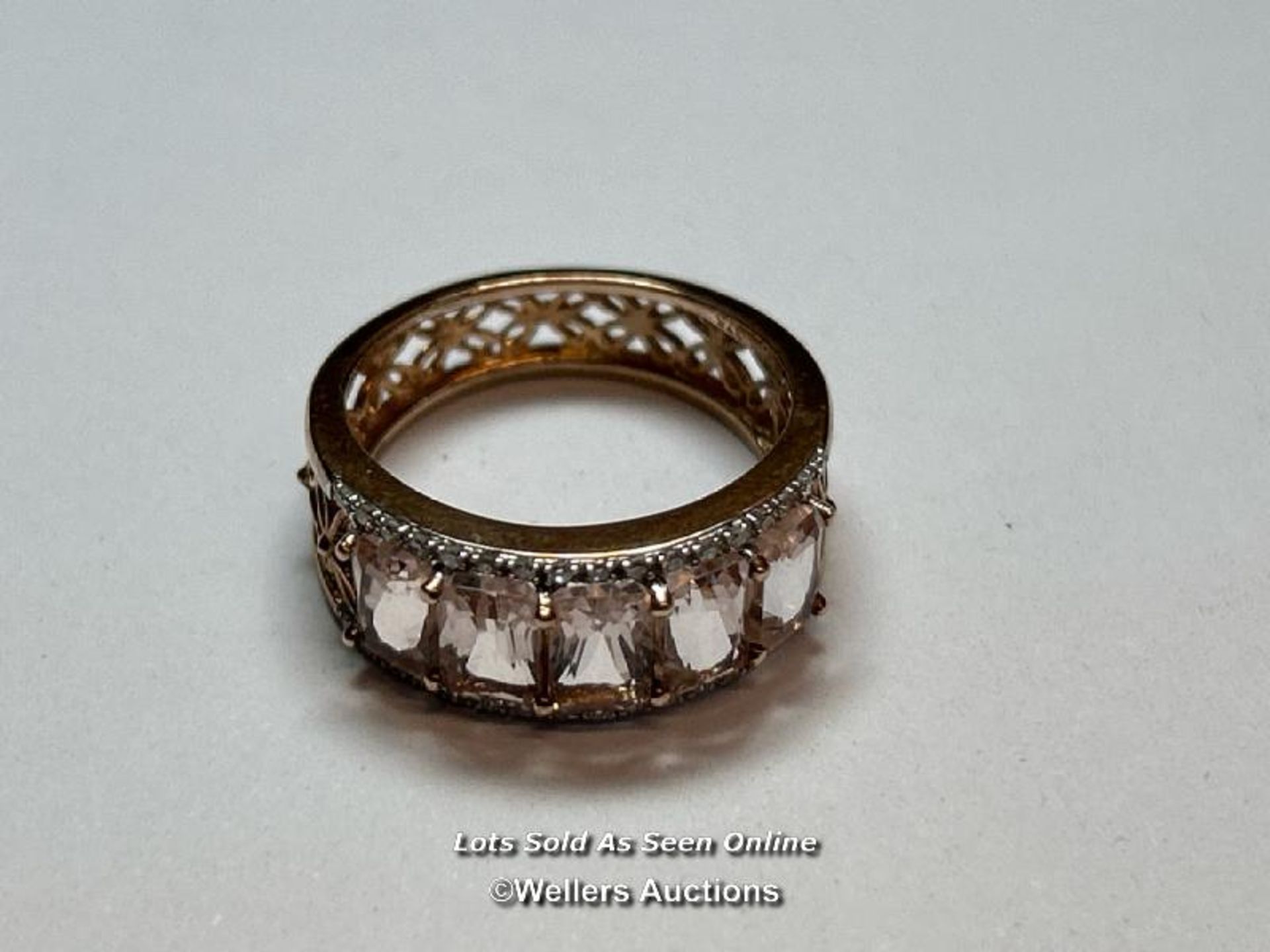 A hallmarked 9ct rose gold ring by QVC with pierced floral design band and set with two rows of - Image 2 of 5