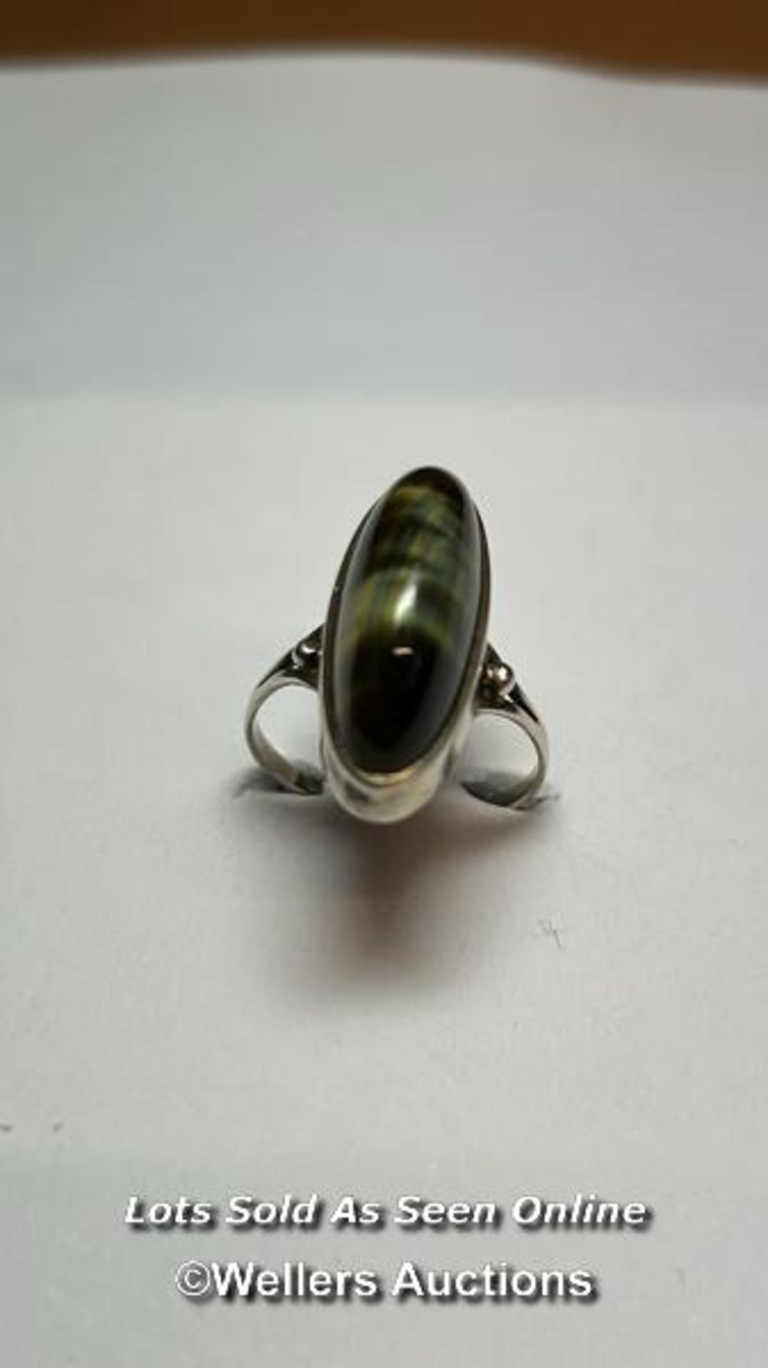 An opel ring in white metal stamped 925 for silver, ring size Q, and a chrysoberyl ring in white - Bild 2 aus 5