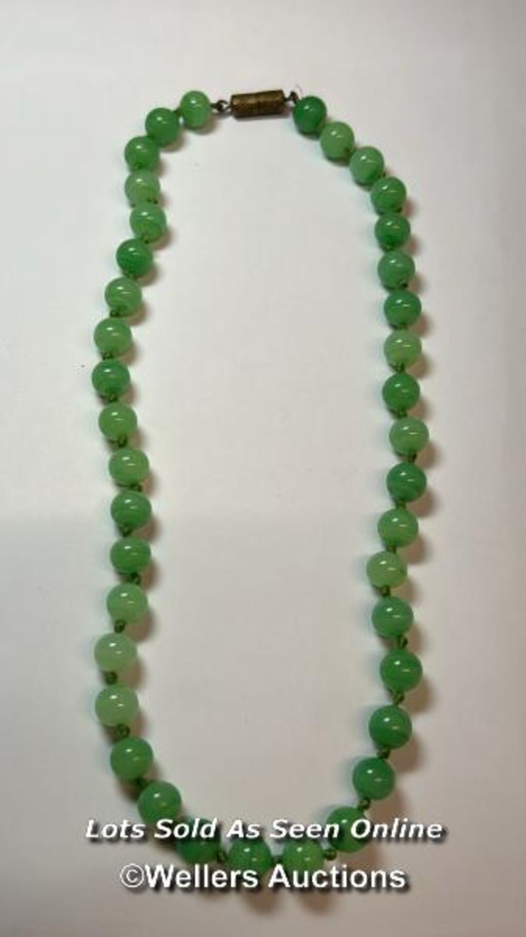 Green glass bead necklace, string knotted to base metal barrel clasp. Length 40cm, with a plastic - Bild 4 aus 4