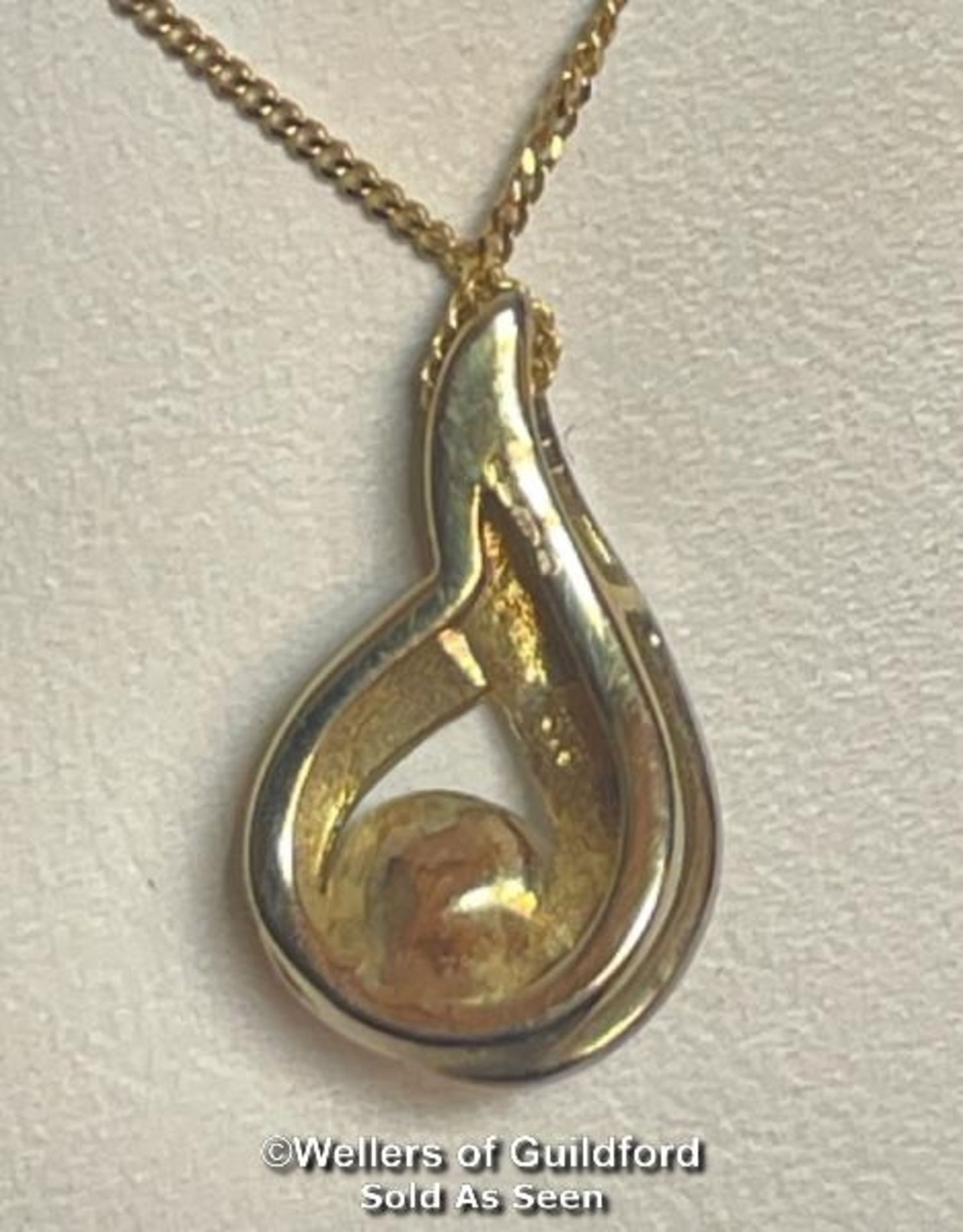 A cultured pearl and 9ct gold twist pendant on a 9ct gold chain, pendant 1.5cm long, lenth of - Bild 3 aus 8