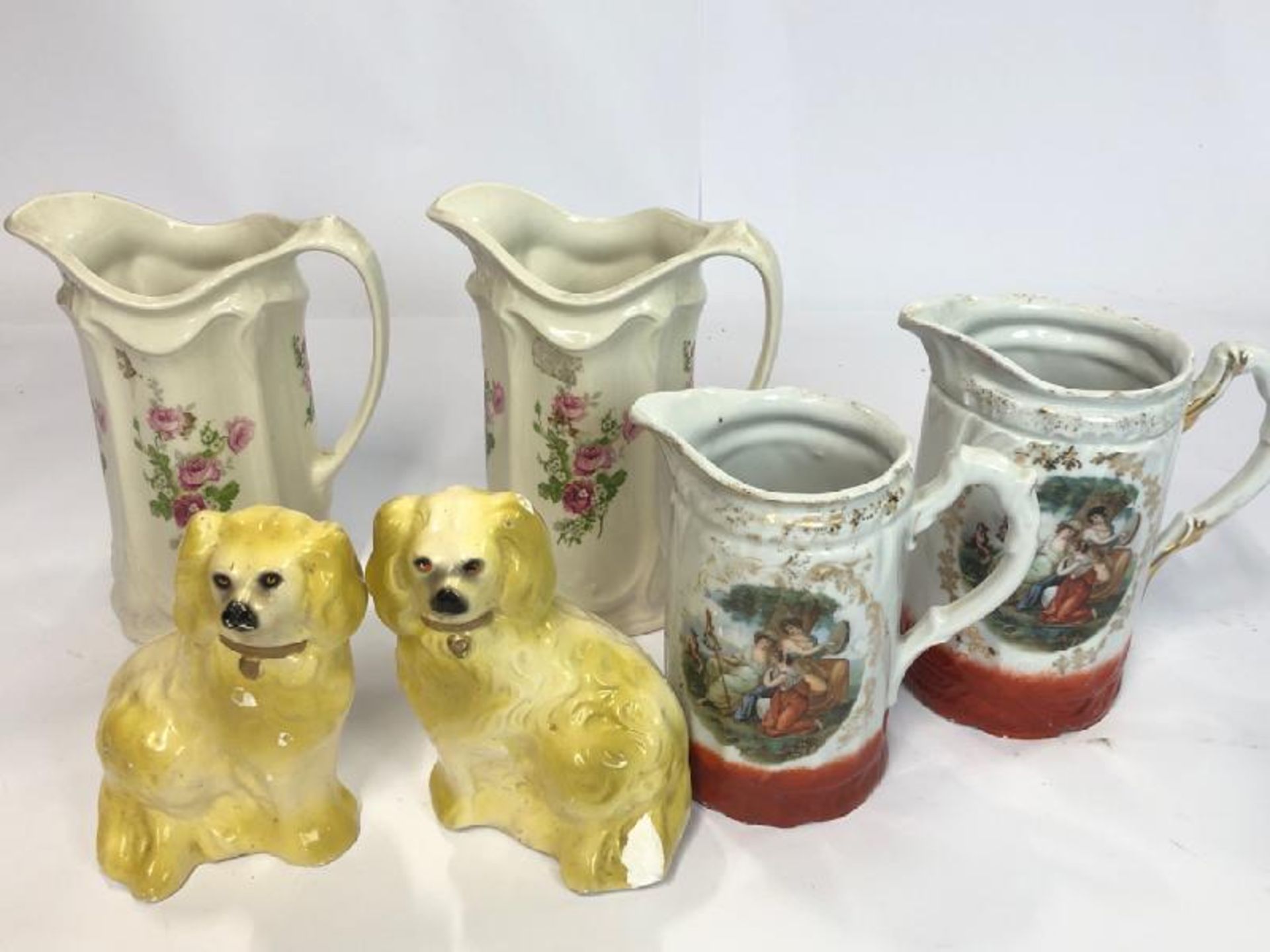 Four decorative ceramic jugs and a pair of porcelain dogs / AN8