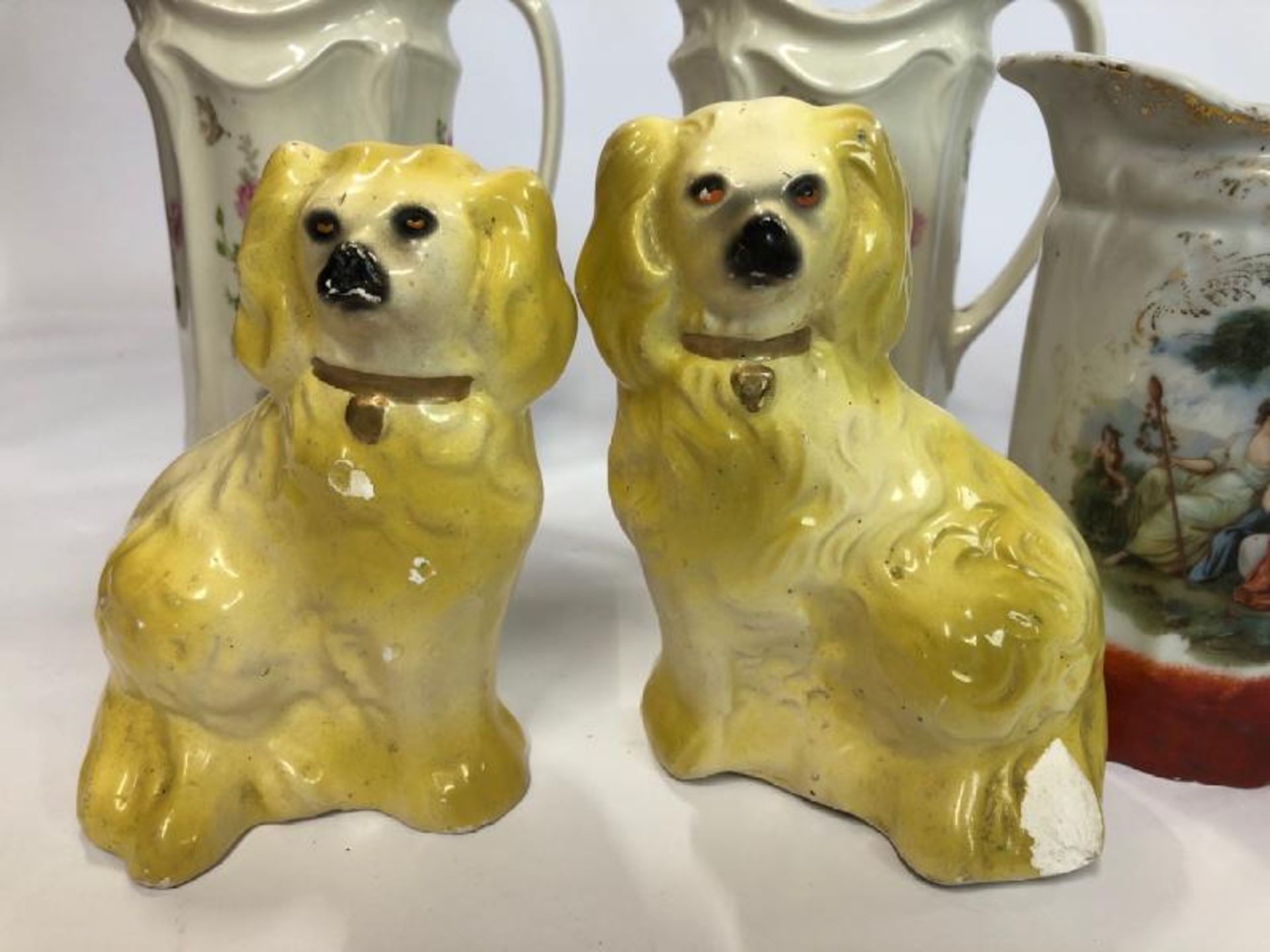 Four decorative ceramic jugs and a pair of porcelain dogs / AN8 - Image 2 of 7