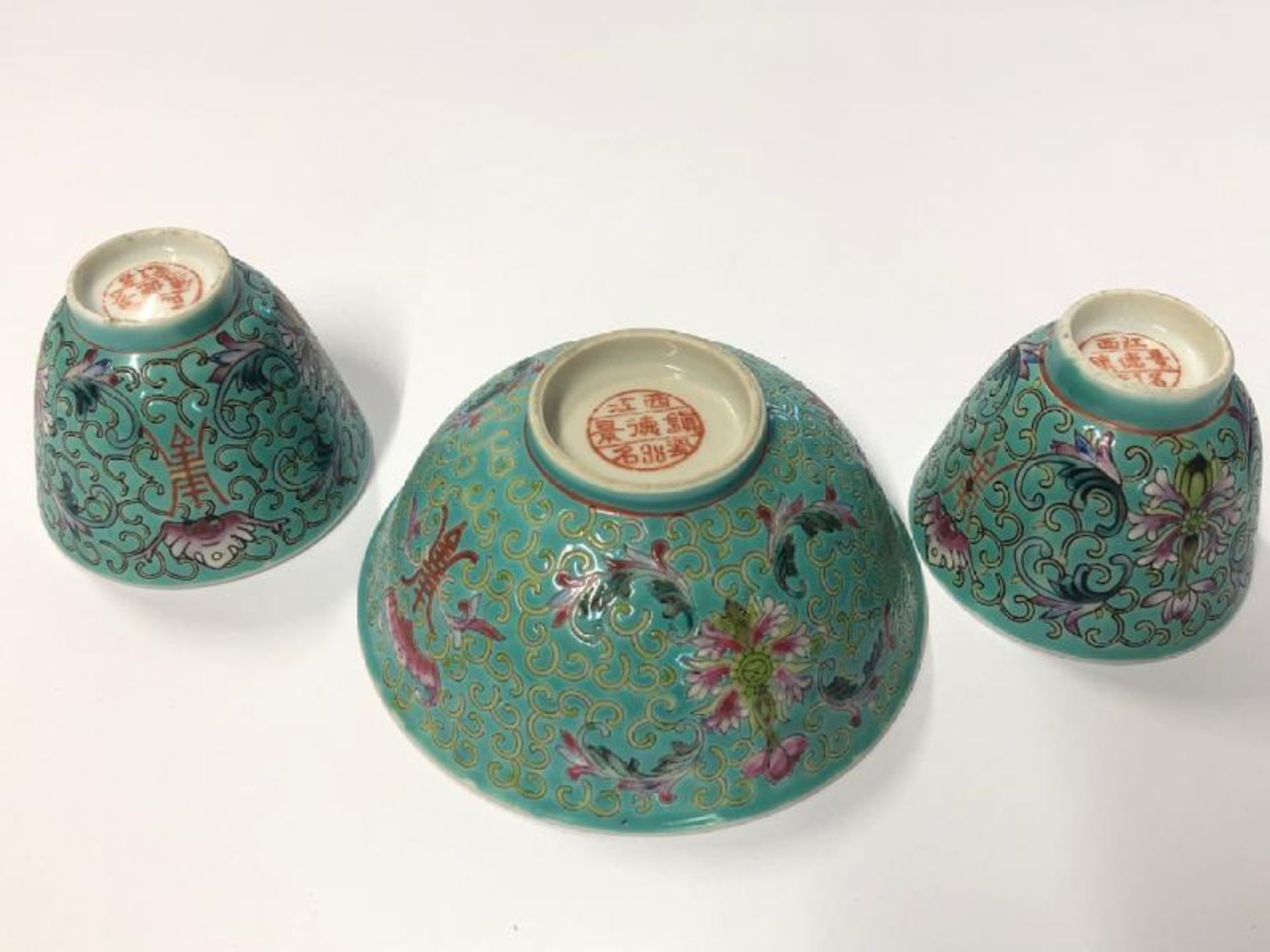 Matching vintage Chinese turqouise famille rose set comprising of soup bowls, cups and spoons(8) / - Image 7 of 13