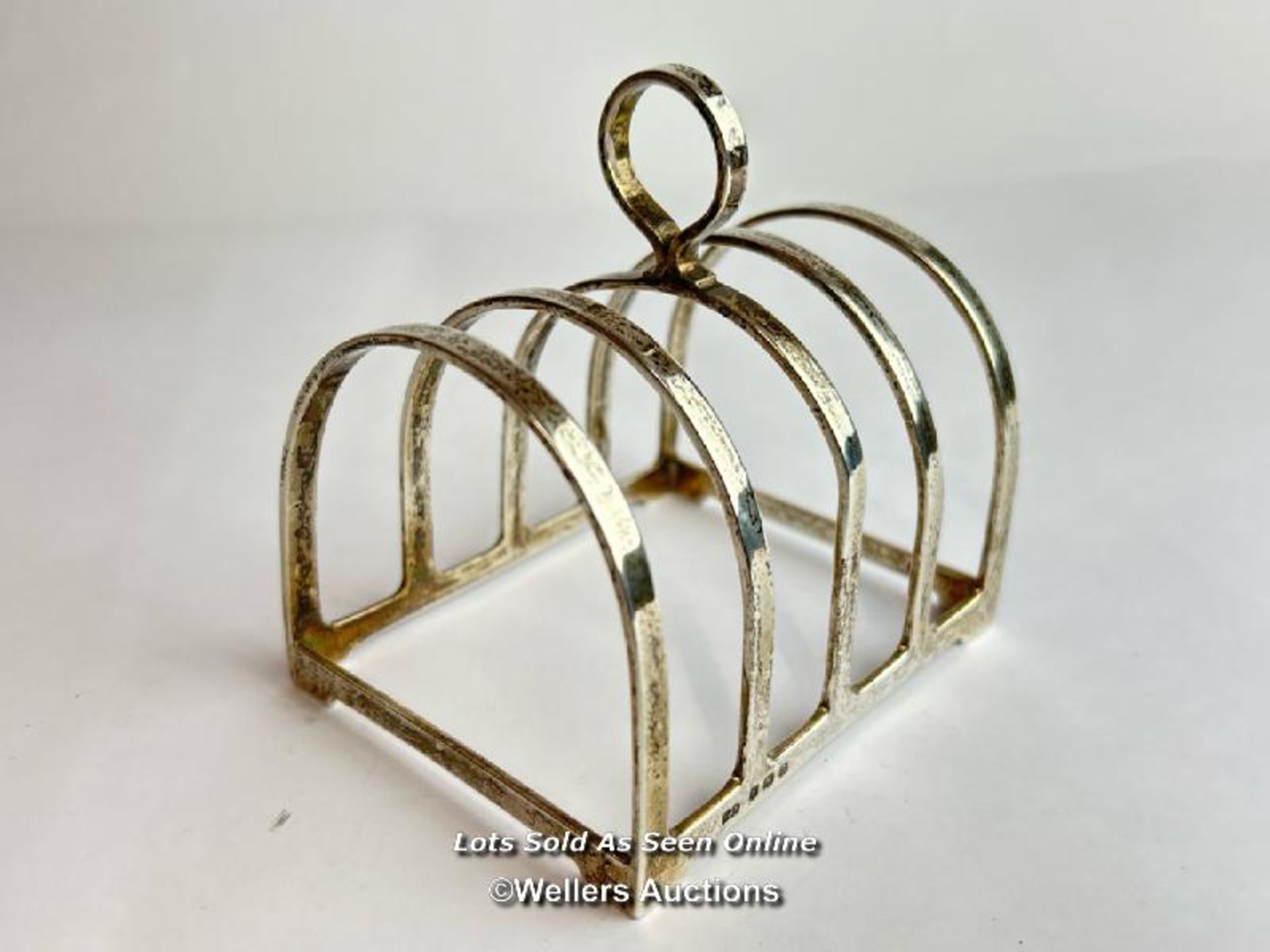 A collection of sterling silver including toast rack, napkin ring, silver & mother of pearl bread - Image 2 of 10