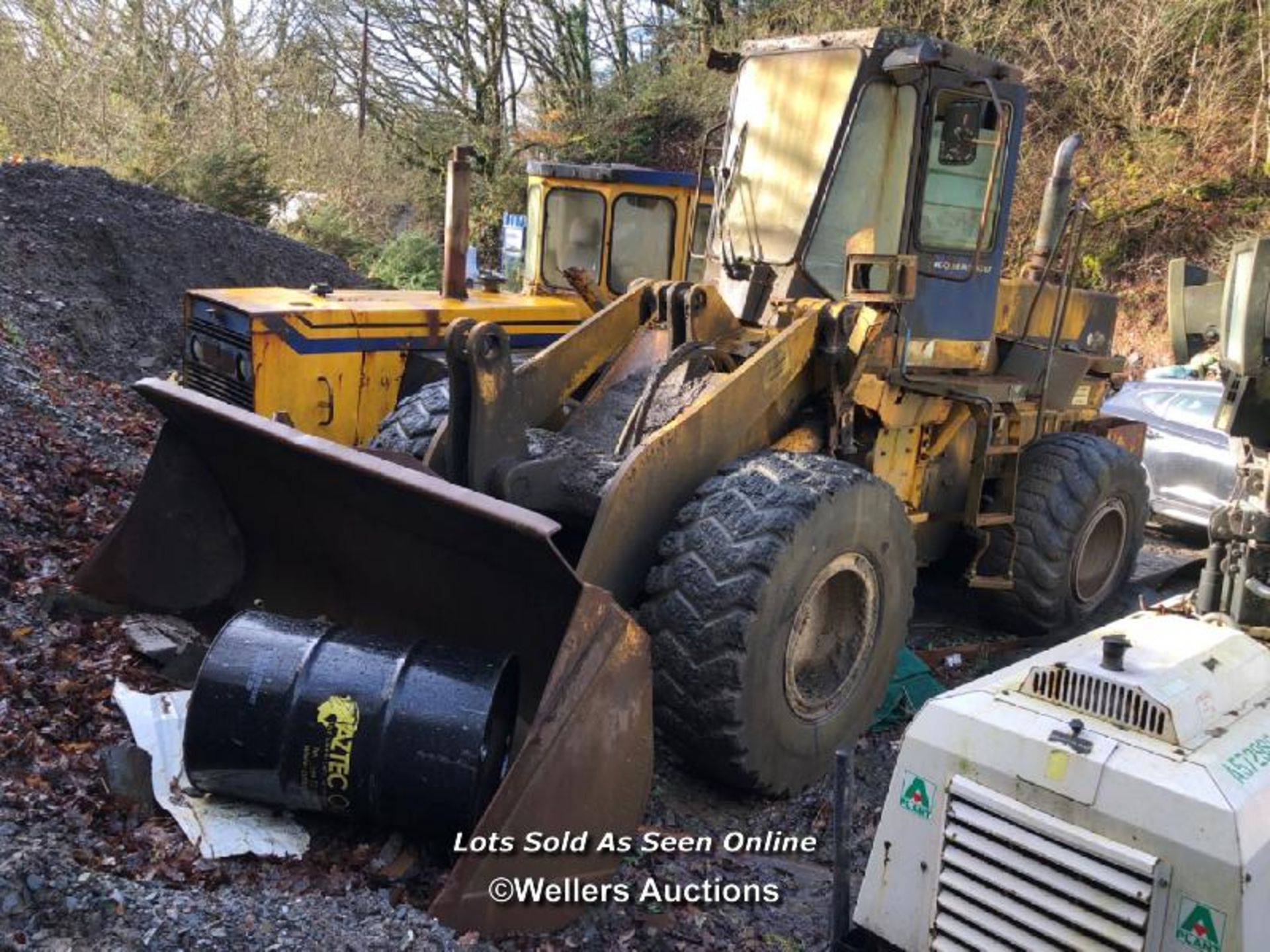 *KOMATSU WA320 FRONT WHEEL LOADER, BELIEVED TO BE A 1999 MODEL, INDICATING 9142 HOURS, ENGINE