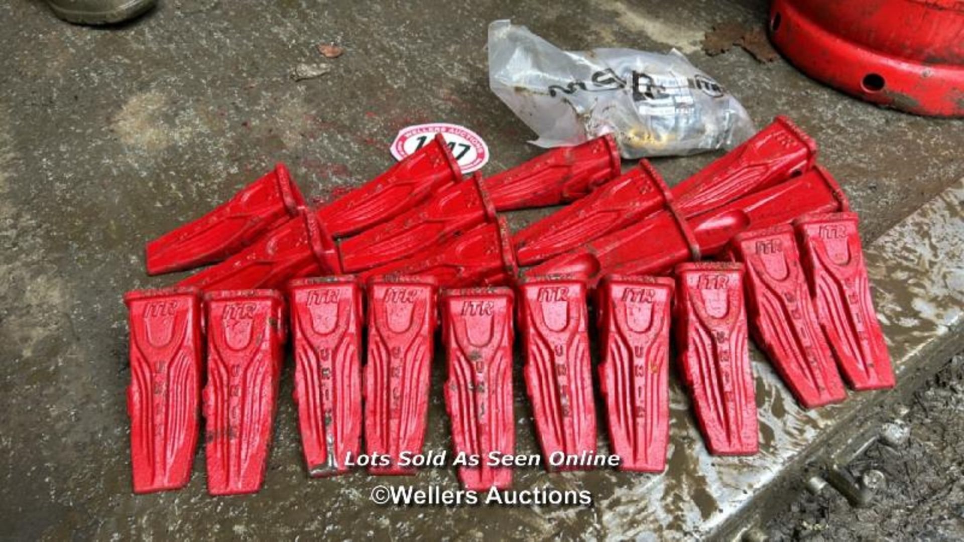 *20X BUCKET TEETH TIPS WITH RETAINER PINS AND BUSHES, IN RED / THIS LOT IS SUBJECT TO VAT ON