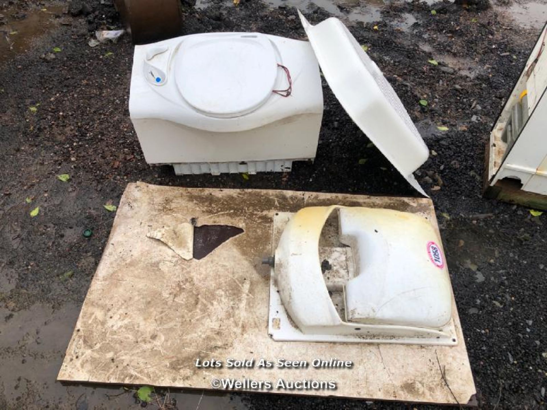 2X THETFORD ELECTRIC 12V TOILETS, SHOWER TRAY AND SINK / NO VAT ON HAMMER PRICE - Image 2 of 6