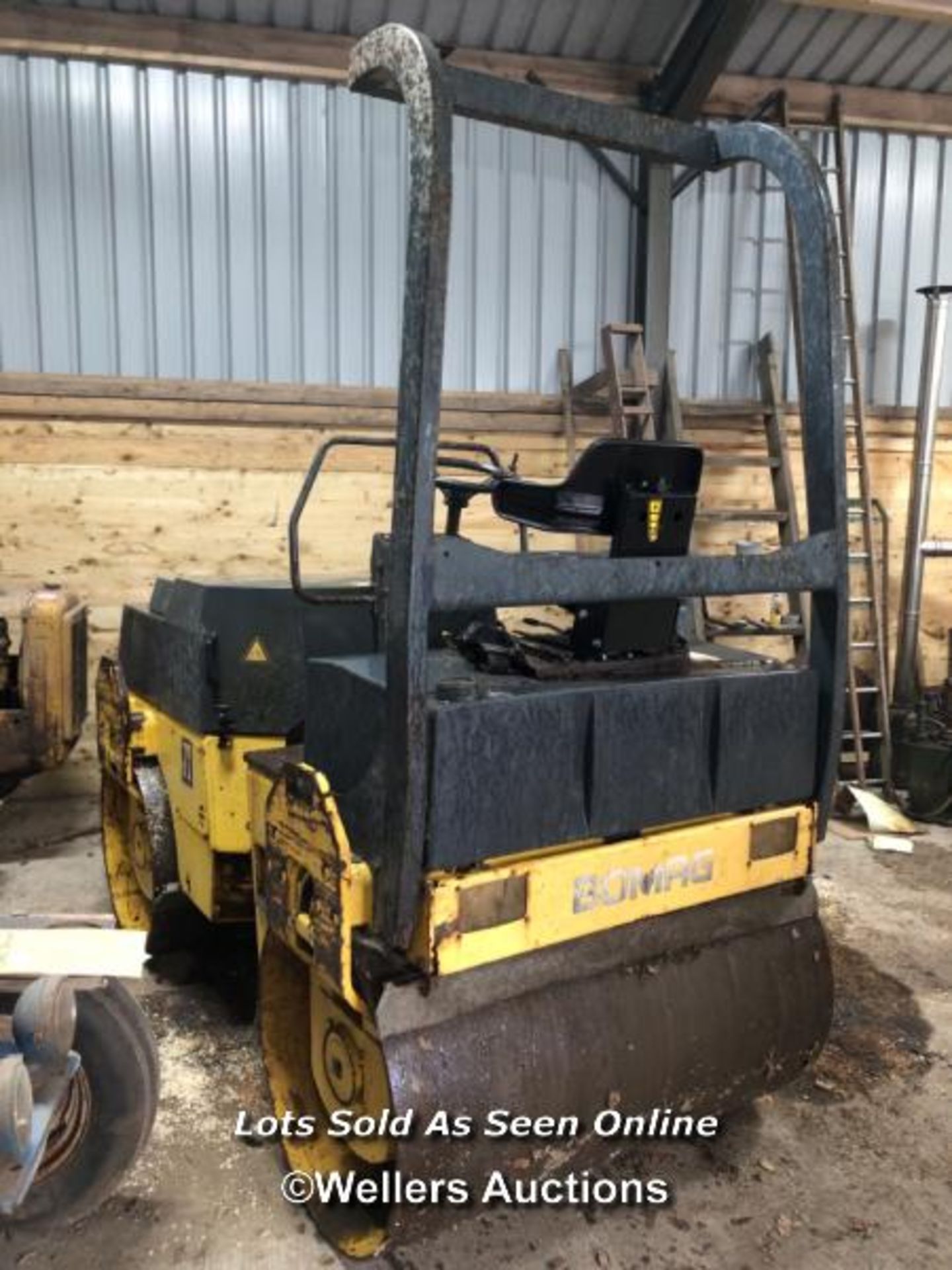 BOMAG 135 VIBRATING ROLLER, DIESEL ENGINE, INDICATING 2392 HOURS, AGE REPORTED AS AROUND 2008/09, - Image 3 of 14