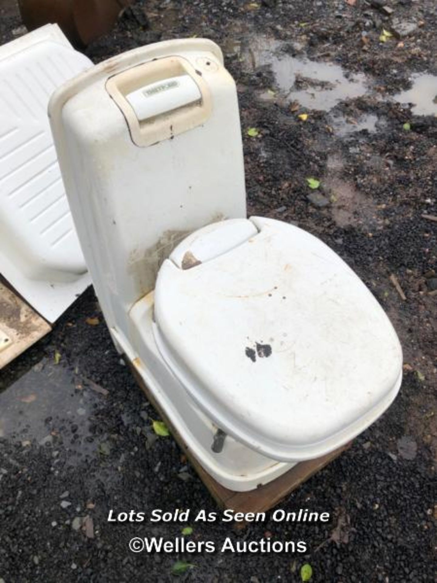 2X THETFORD ELECTRIC 12V TOILETS, SHOWER TRAY AND SINK / NO VAT ON HAMMER PRICE - Image 5 of 6