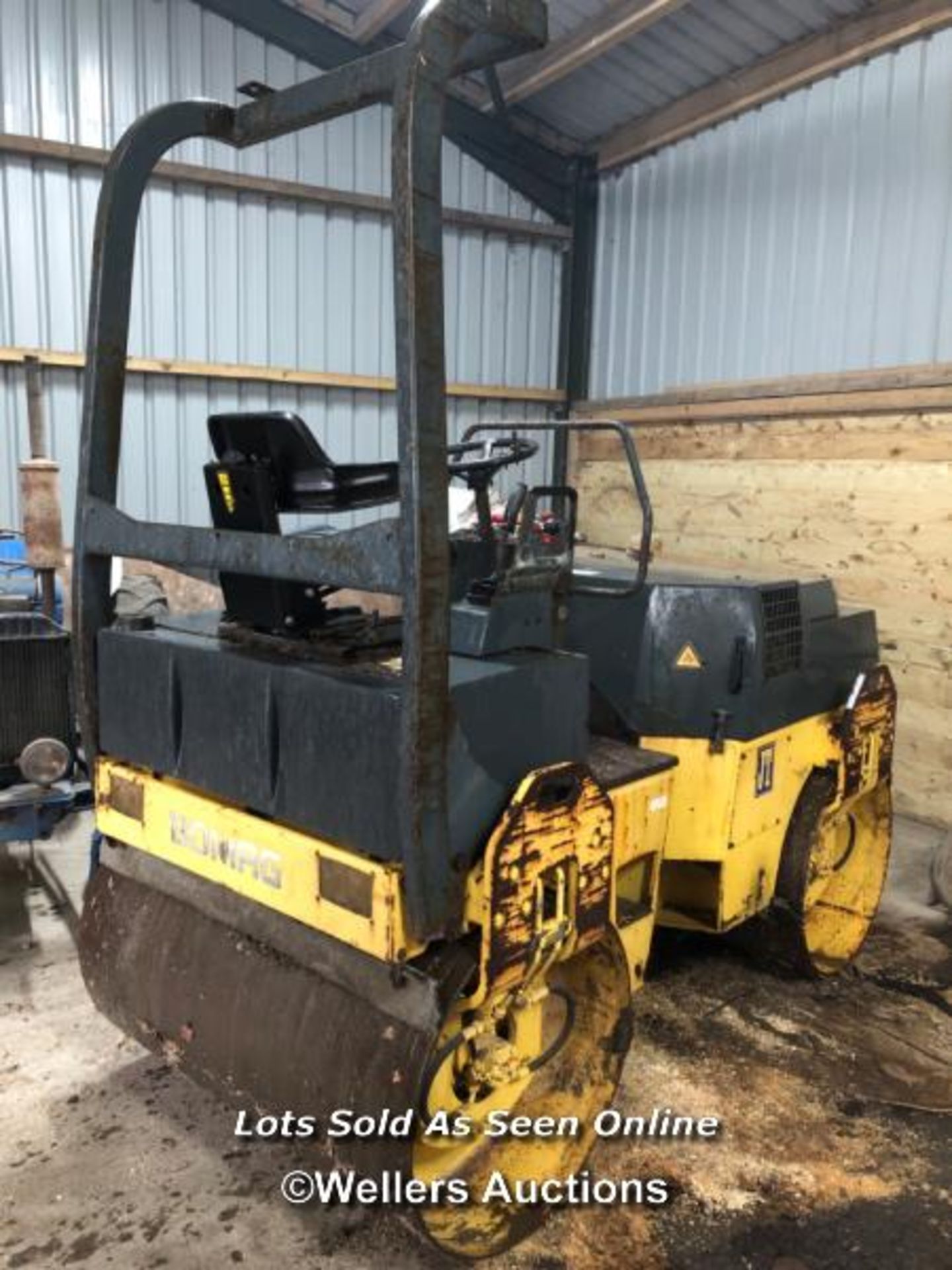 BOMAG 135 VIBRATING ROLLER, DIESEL ENGINE, INDICATING 2392 HOURS, AGE REPORTED AS AROUND 2008/09, - Image 2 of 14