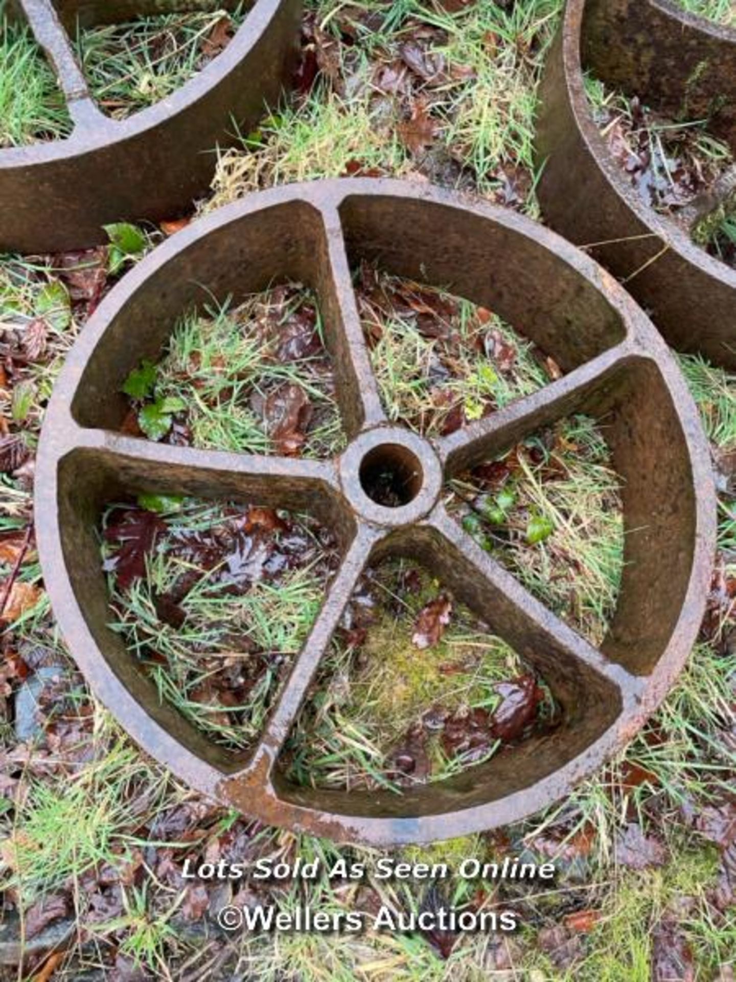 6X CAST IRON WHHELS, ORIGINALLY PURCHASED FOR SHEPHERDS HUT CONVERSION, DIAMETER 60CM / NO VAT ON - Image 2 of 2