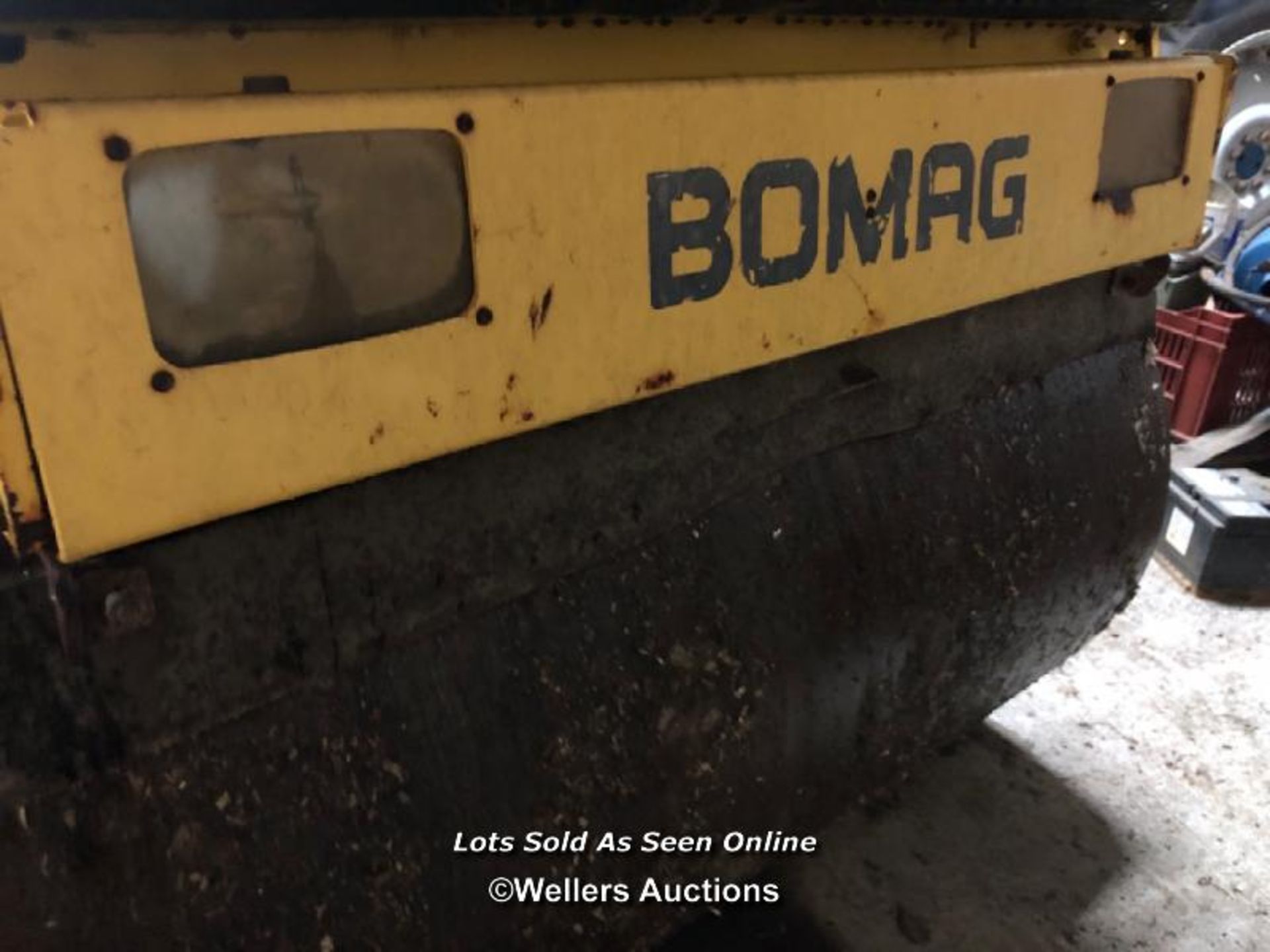 BOMAG 135 VIBRATING ROLLER, DIESEL ENGINE, INDICATING 2392 HOURS, AGE REPORTED AS AROUND 2008/09, - Image 13 of 14