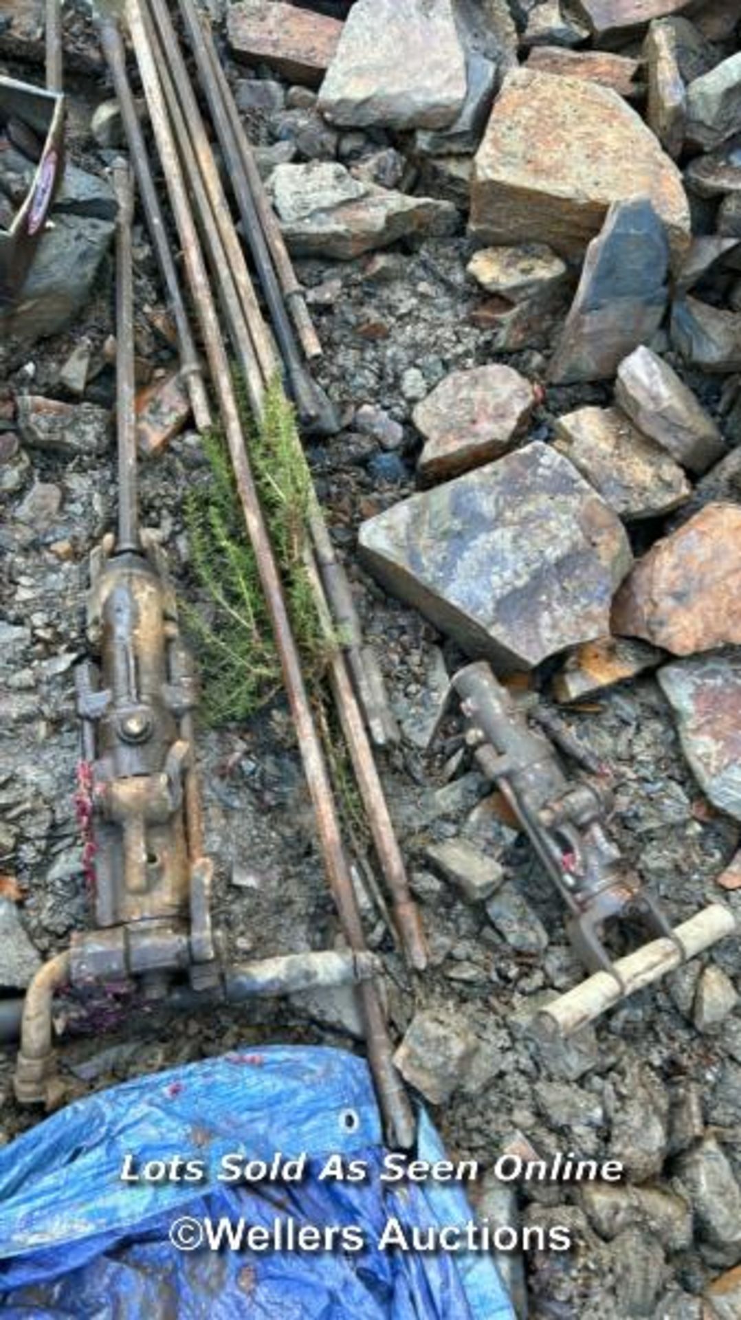 *QUANTITY OF ROCK DRILLS AND NEW TIPS WITH 2X AIR ROCK GUNS / THIS LOT IS SUBJECT TO VAT ON HAMMER - Image 5 of 5