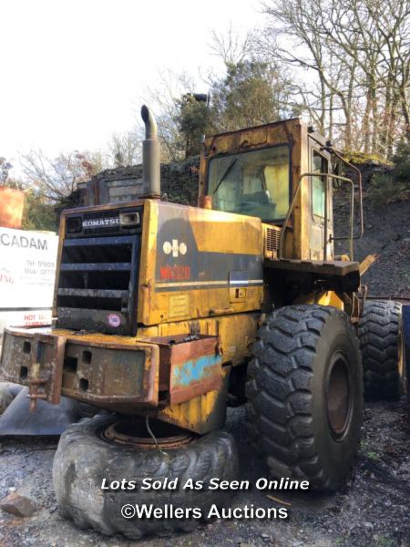 *KOMATSU WA320 FRONT WHEEL LOADER, BELIEVED TO BE A 1999 MODEL, INDICATING 9142 HOURS, ENGINE - Image 3 of 15