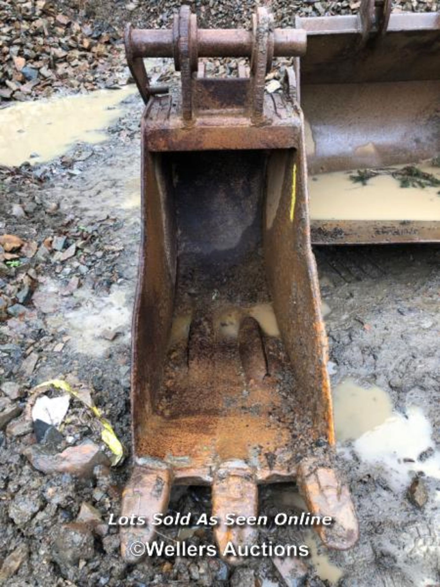 *EACO 2FT DIGGER BUCKET, MEASURING 102CM (H), PIN HOLE DIAMTER: 7CM, BETWEEN THE EARS: 13CM, - Image 3 of 6