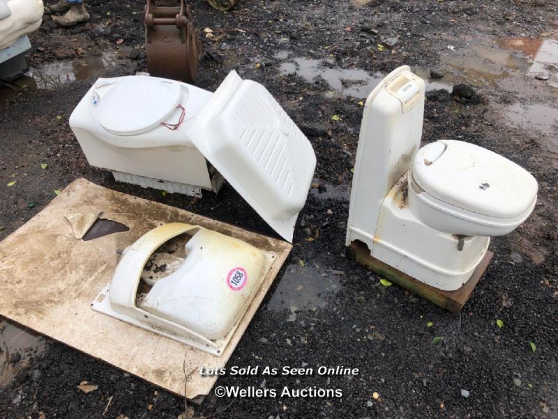 2X THETFORD ELECTRIC 12V TOILETS, SHOWER TRAY AND SINK / NO VAT ON HAMMER PRICE