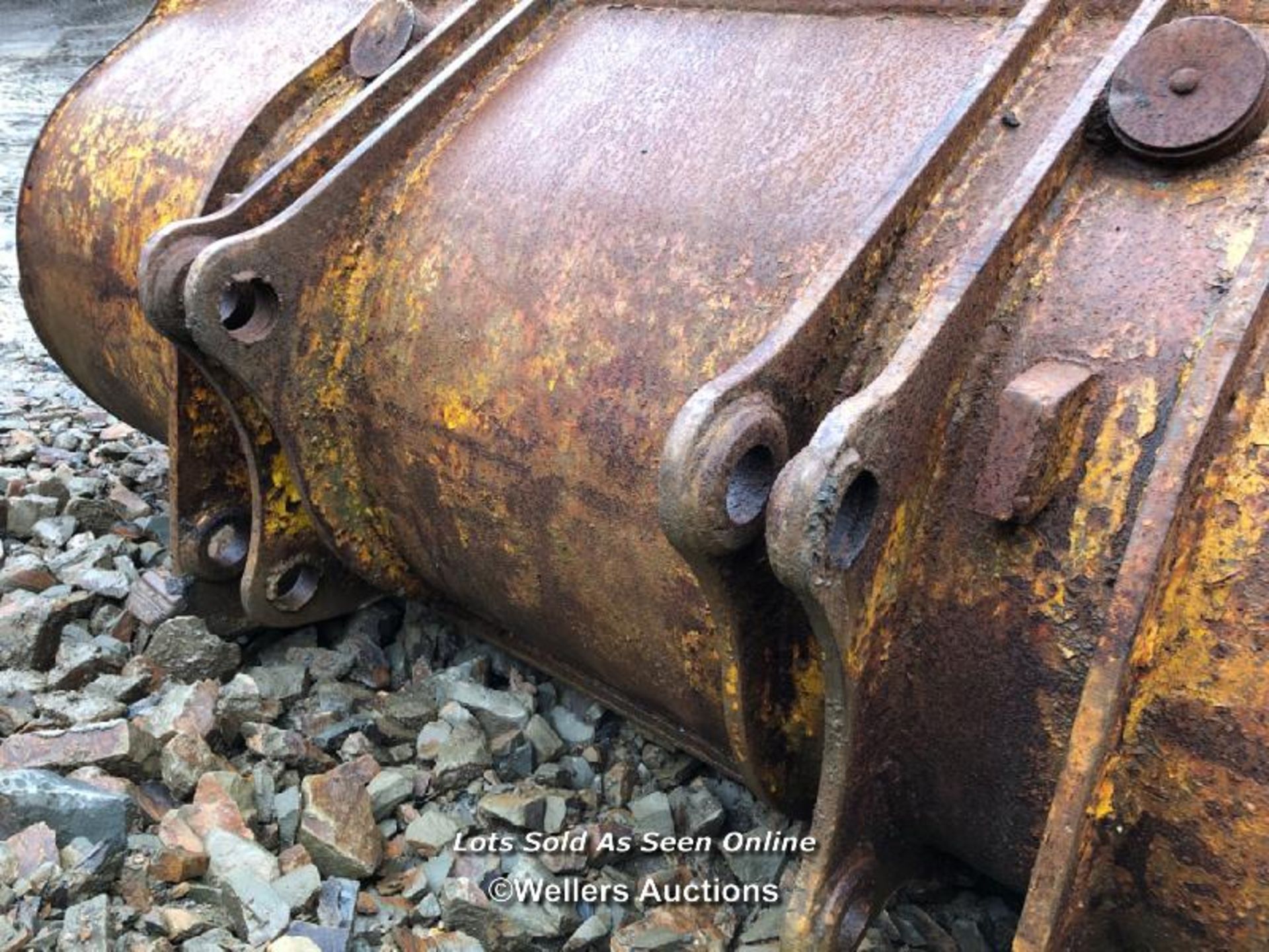 *LARGE 8FT DIGGER BUCKET, WITH SEVEN TEETH, MEASURING 63CM BETWEEN THE EARS, BUCKET: 117CM (H), - Image 4 of 4