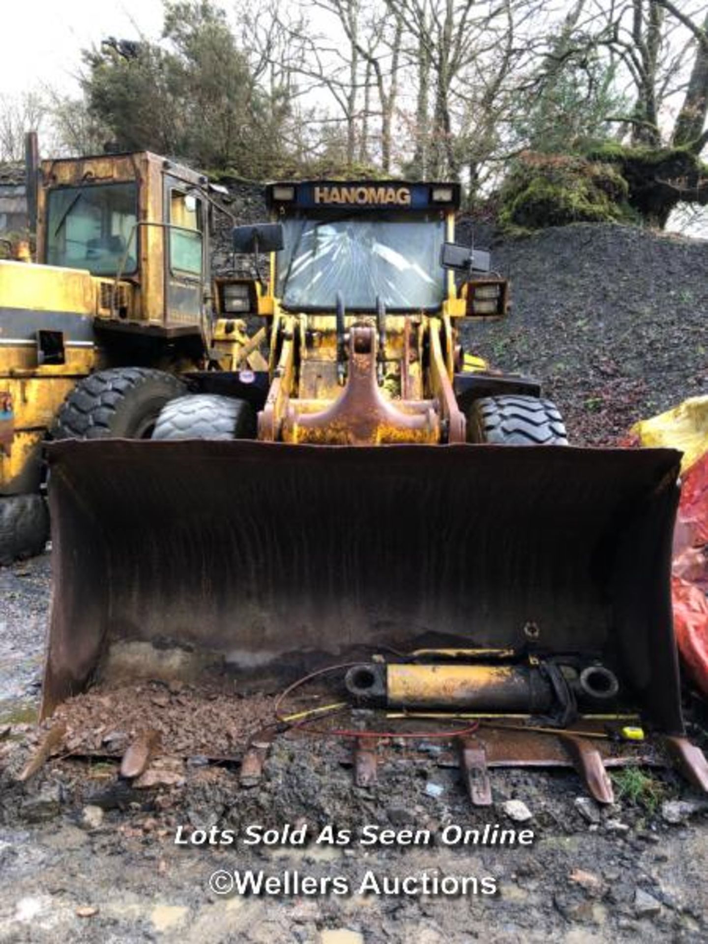 *1992 HANOMAG 55D FRONT WHEEL LOADER, INDICATING 30099 HOURS, VEHICLE NO: 377725127, WITH KEY, - Image 2 of 21