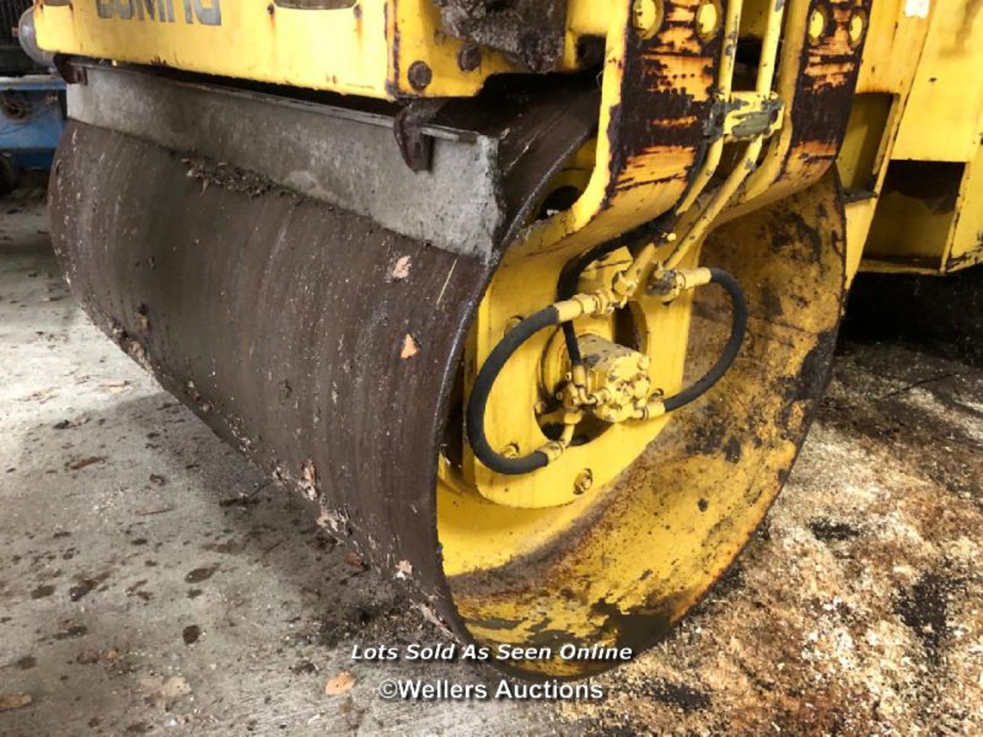 BOMAG 135 VIBRATING ROLLER, DIESEL ENGINE, INDICATING 2392 HOURS, AGE REPORTED AS AROUND 2008/09, - Image 4 of 14