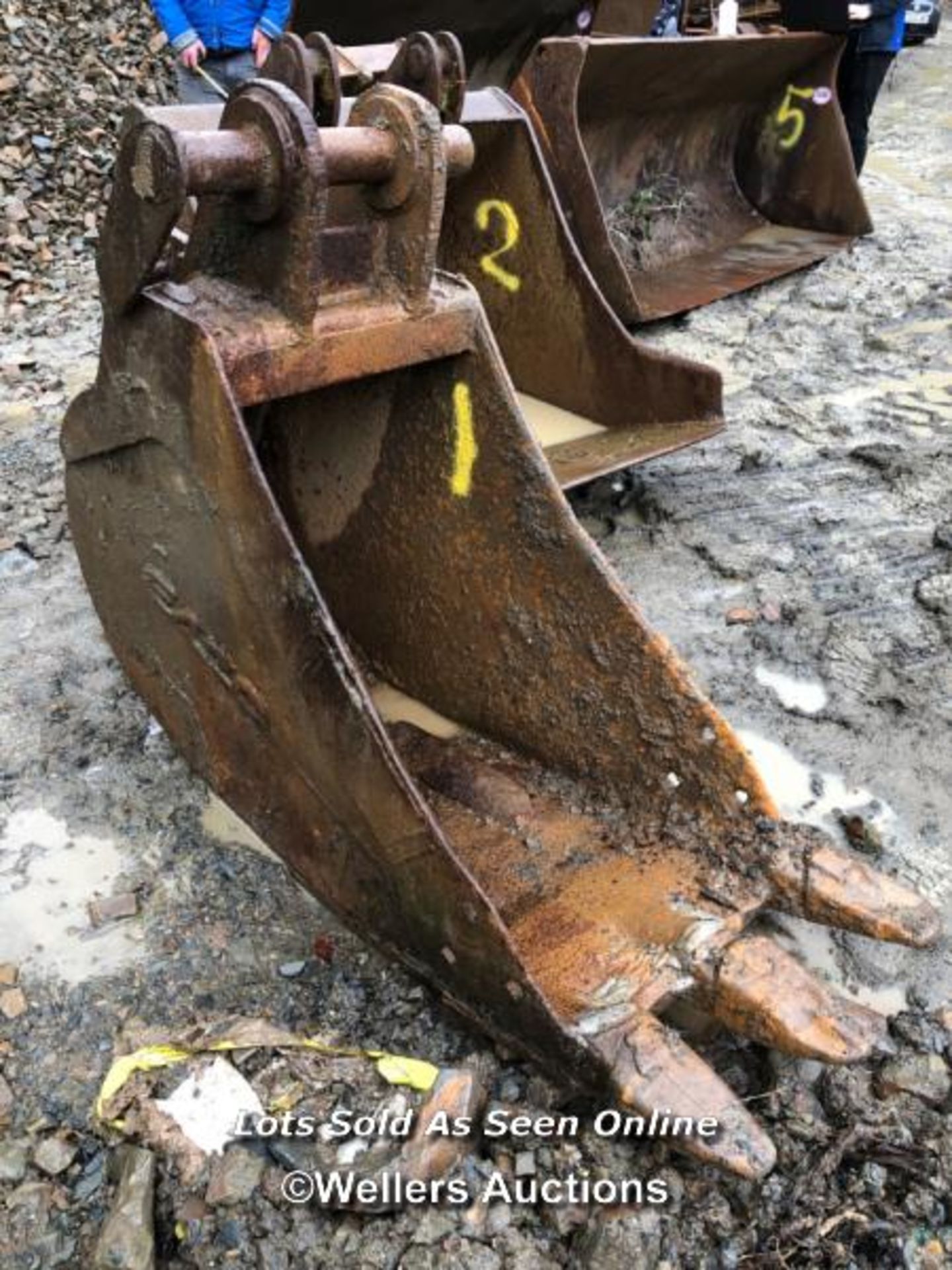 *EACO 2FT DIGGER BUCKET, MEASURING 102CM (H), PIN HOLE DIAMTER: 7CM, BETWEEN THE EARS: 13CM, - Image 4 of 6