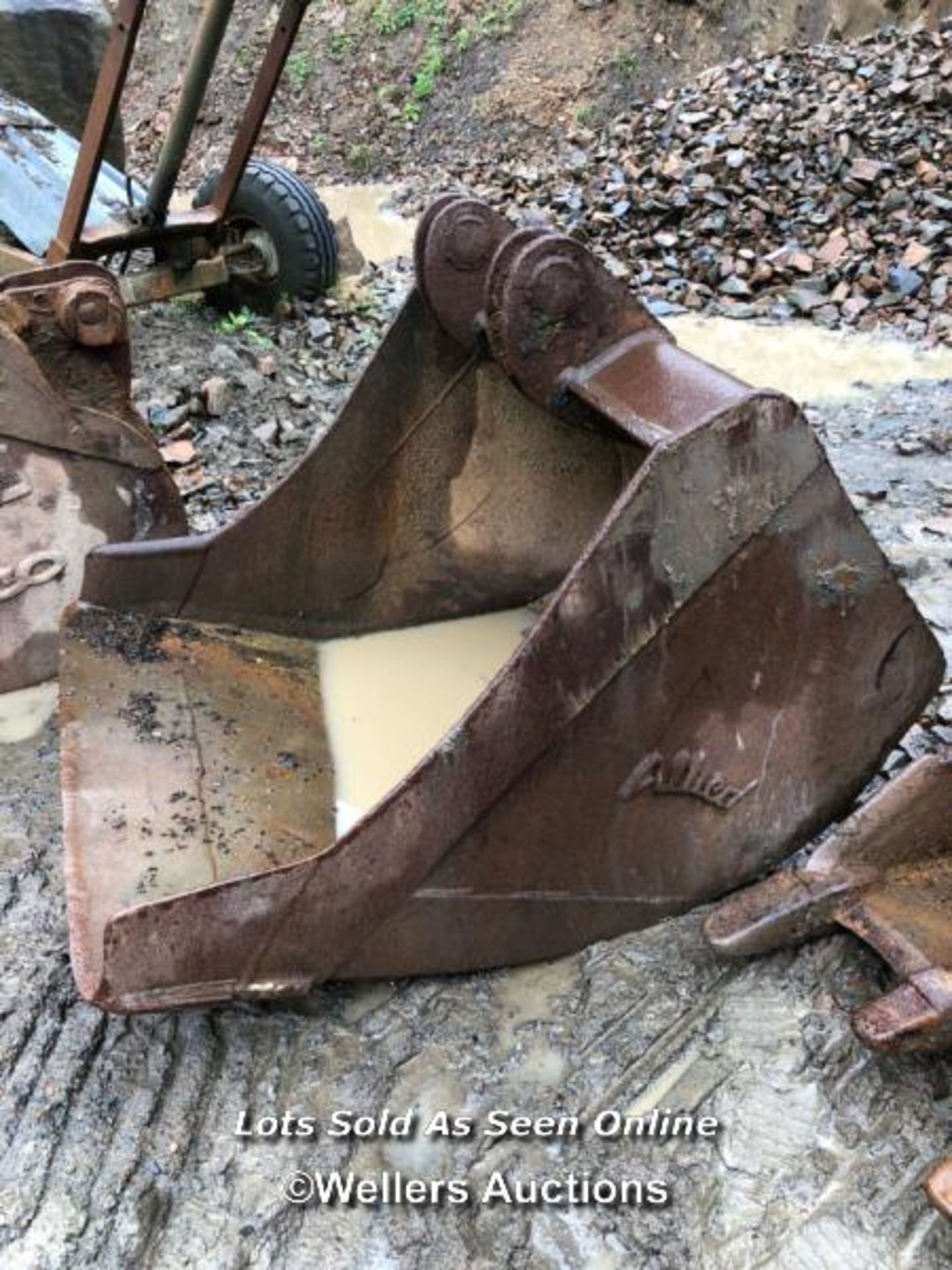 *ALLIED 4FT DIGGER BUCKET, MEASURING 113CM (H), NO PIN HOLES, INSIDE DEPTH: APPROX 90CM, CUTTING - Image 2 of 5