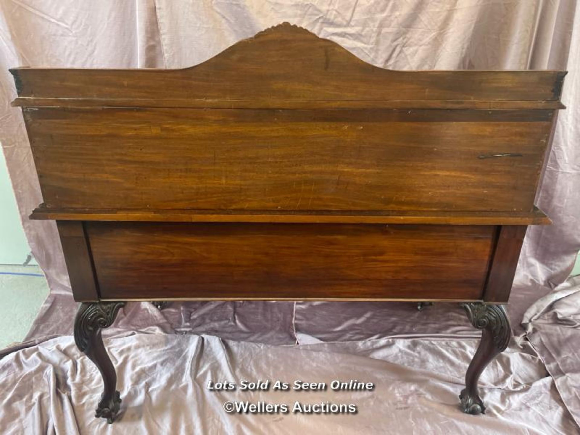 CIRCA 1900, GEOGIAN STYLE HIGHLY DECORATIVE AND CARVED MAHOGANY LINED WRITING DESK WITH LEATHER - Image 9 of 11
