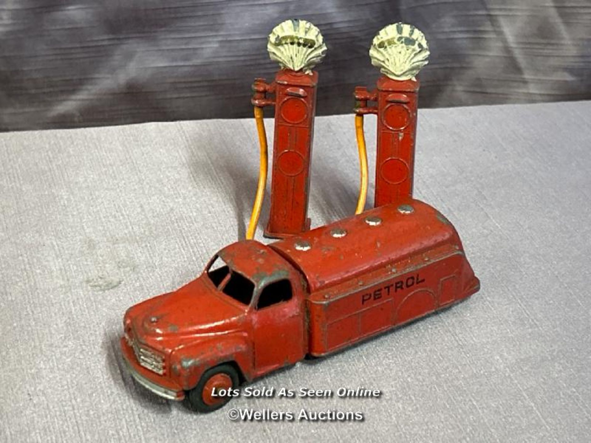 DINKY STUDEBAKER PETROL TANKER WITH TWO SHELL PETROL PUMPS INCLUDING HOSES