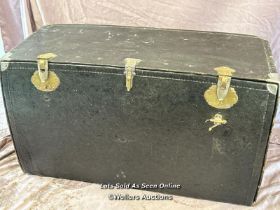 CIRCA 1910 CLASSIC CAR TRUNK COMPLETE WITH KEY, 104 X 46 X 60CM