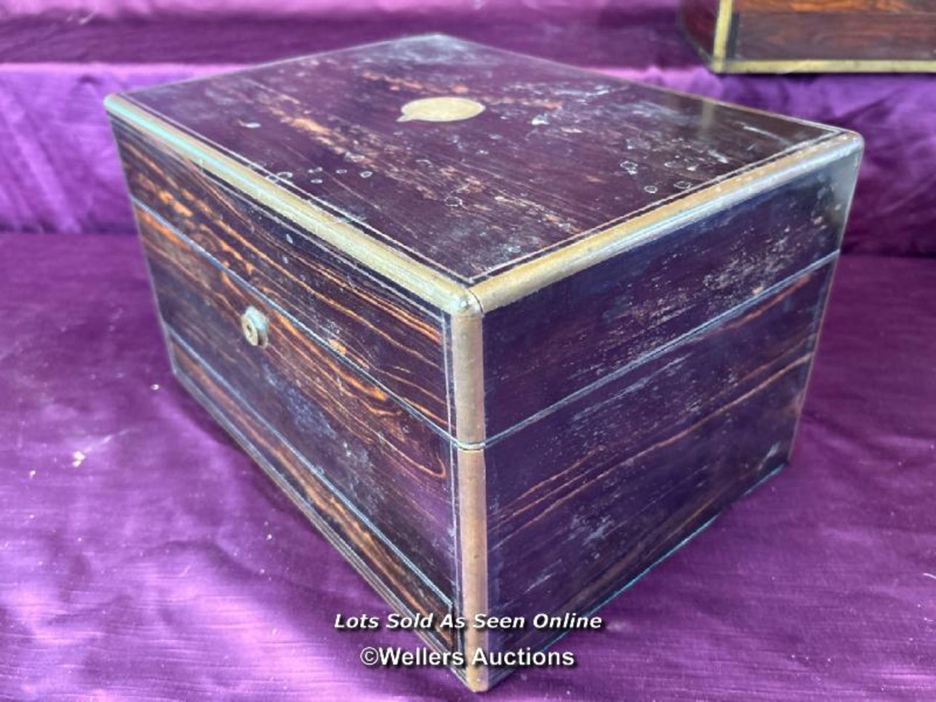 EARLY 19TH CENTURY GENTLEMAN'S VANITY BOX CONTAINING STERLING SILVER AND GLASS CONTAINERS WITH - Image 14 of 14