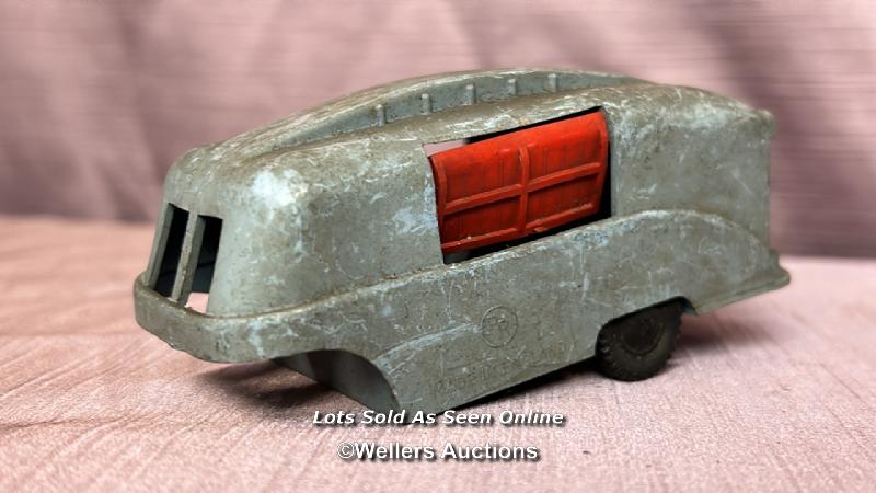 THREE MODEL TRAILERS INCLUDING DINKY TOYS CARAVAN NO. 190, TRI-ANG CARAVAN AND ONE OTHER - Image 6 of 7