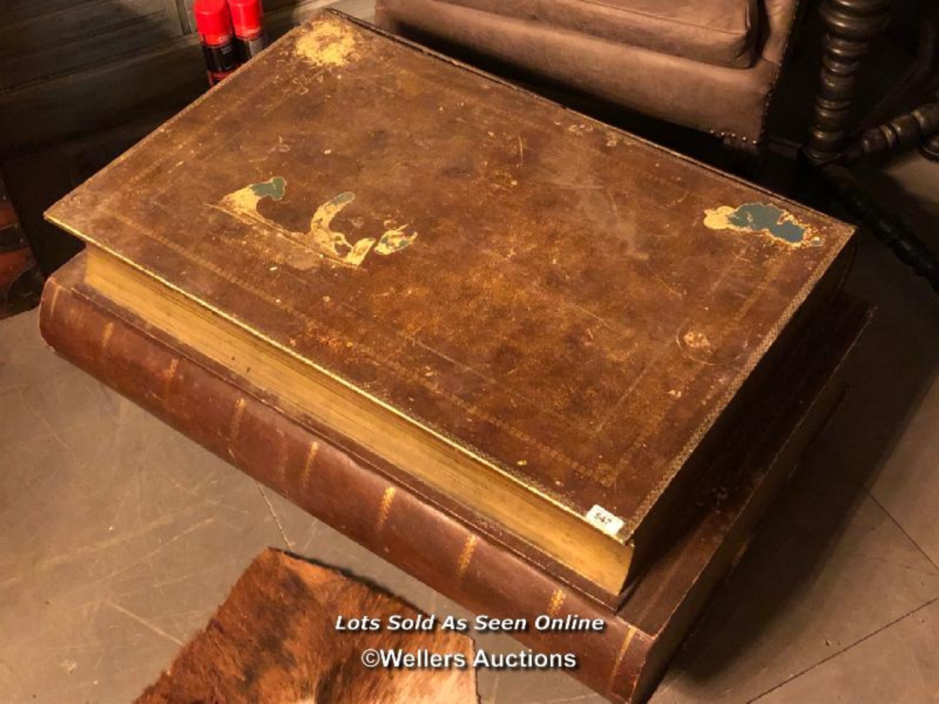 COFFEE TABLE IN THE FORM OF TWO GIANT STACKED VOLUMES, TWO DRAWERS IN THE TOP VOLUME, 102.5 X 67 X - Image 2 of 5