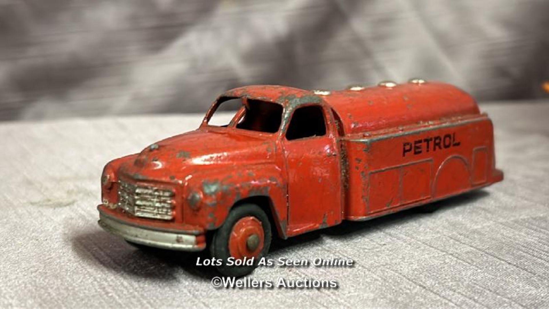 DINKY STUDEBAKER PETROL TANKER WITH TWO SHELL PETROL PUMPS INCLUDING HOSES - Image 2 of 5
