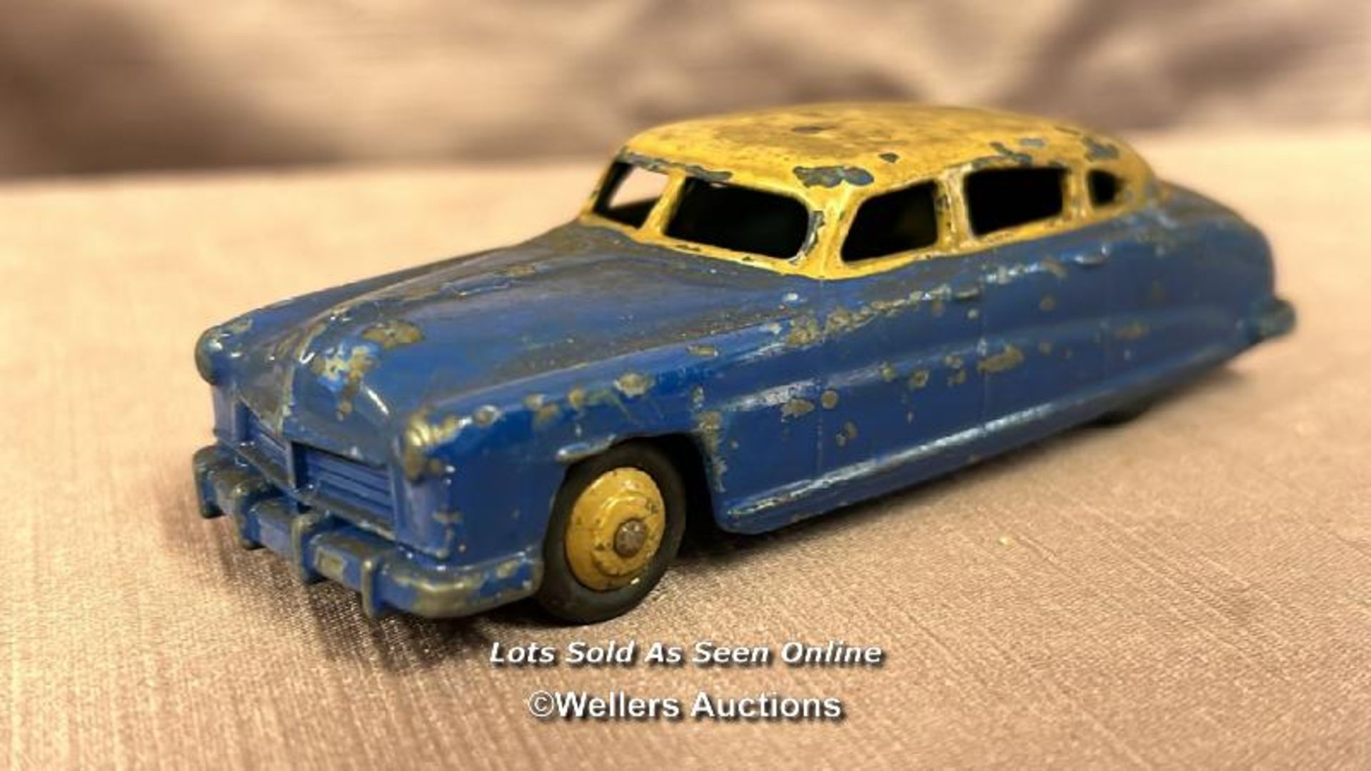 TWO DINKY HUDSON SEDAN DIE CAST CARS, ONE BLUE AND ONE CREAM - Image 4 of 5