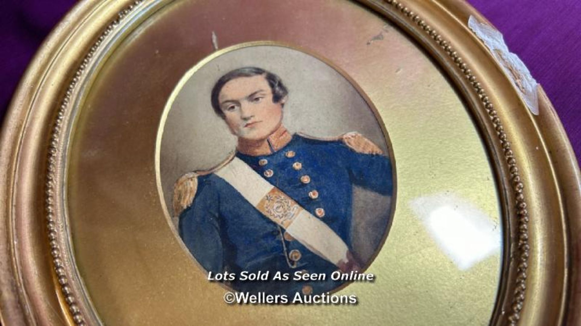 SMALL GILT FRAMED OVAL PORTRAIT WATERCOLOUR DEPICTING A MILITARY OFFICER, UNSIGNED, 10 X 13CM - Image 2 of 4