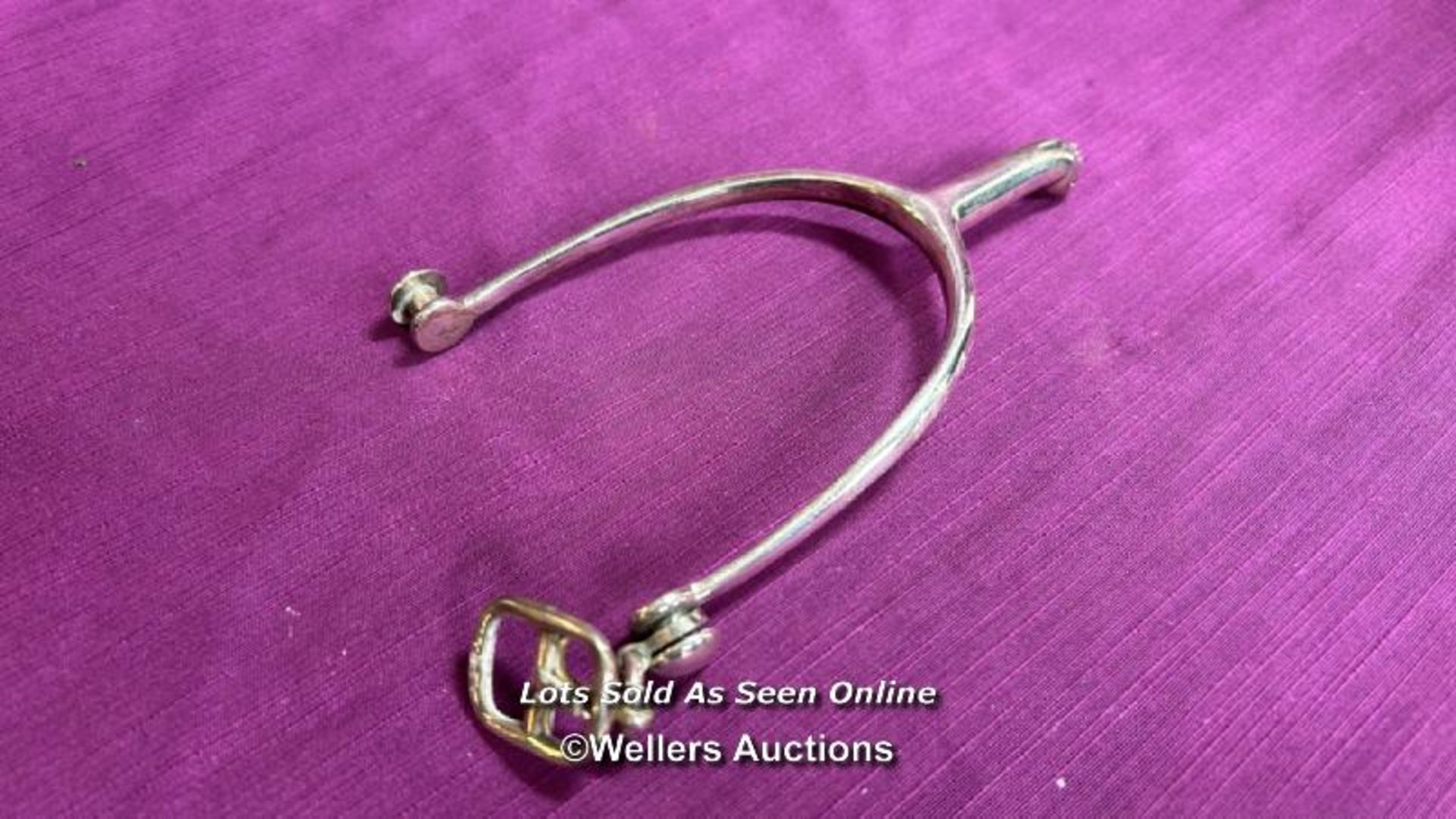HALLMARKED SILVER SPUR AND BUCKLE, DATED 1895, WITH INSCRIPTION, LENGTH 14CM, WEIGHT 94GMS - Bild 2 aus 6