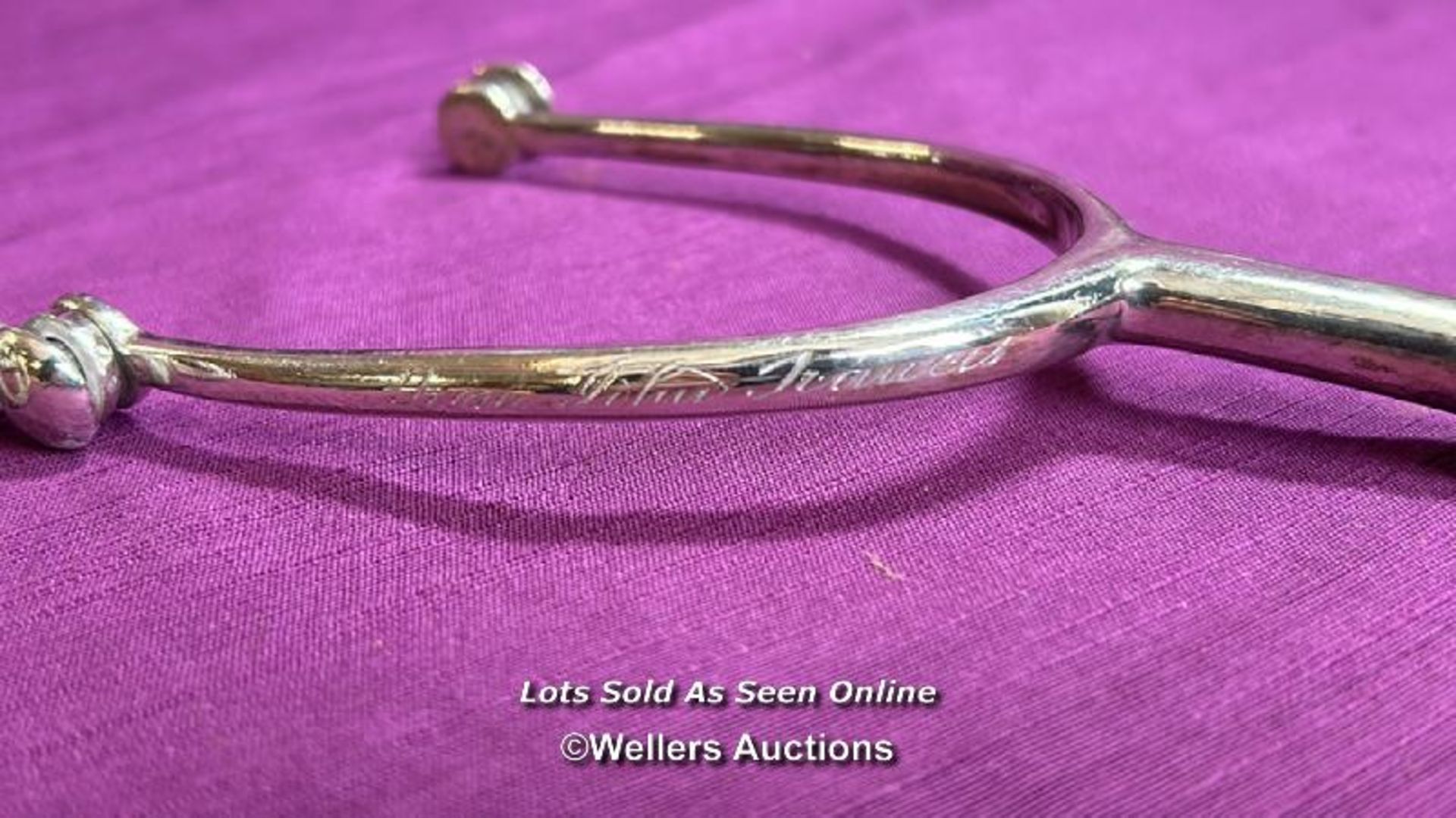 HALLMARKED SILVER SPUR AND BUCKLE, DATED 1895, WITH INSCRIPTION, LENGTH 14CM, WEIGHT 94GMS - Bild 3 aus 6