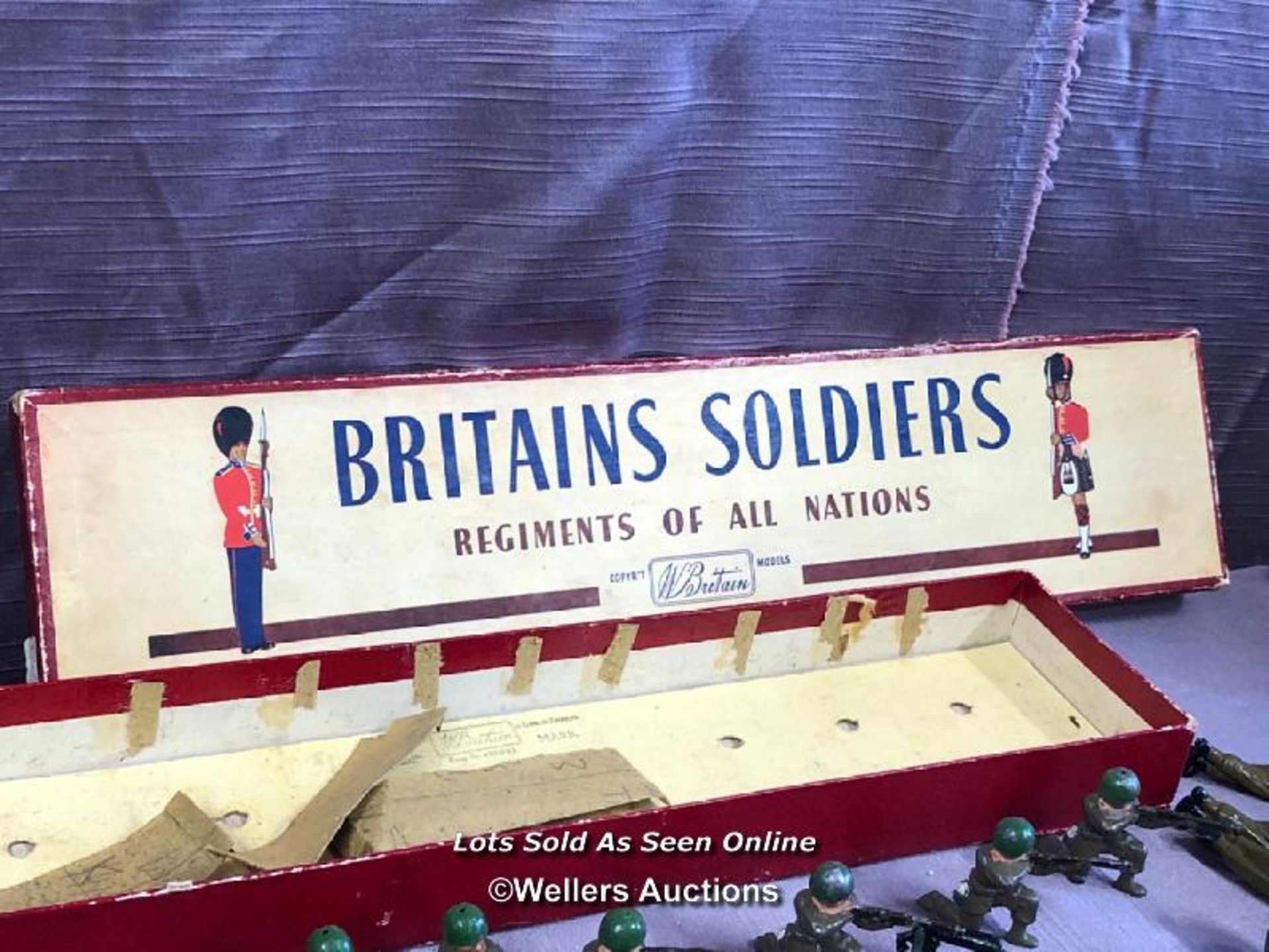 BRITAINS SOLDIERS REGIMENTS OF ALL NATIONS, WITH A NON MATCHING BOX NO. 2063 THE ARGYLL AND - Image 6 of 6