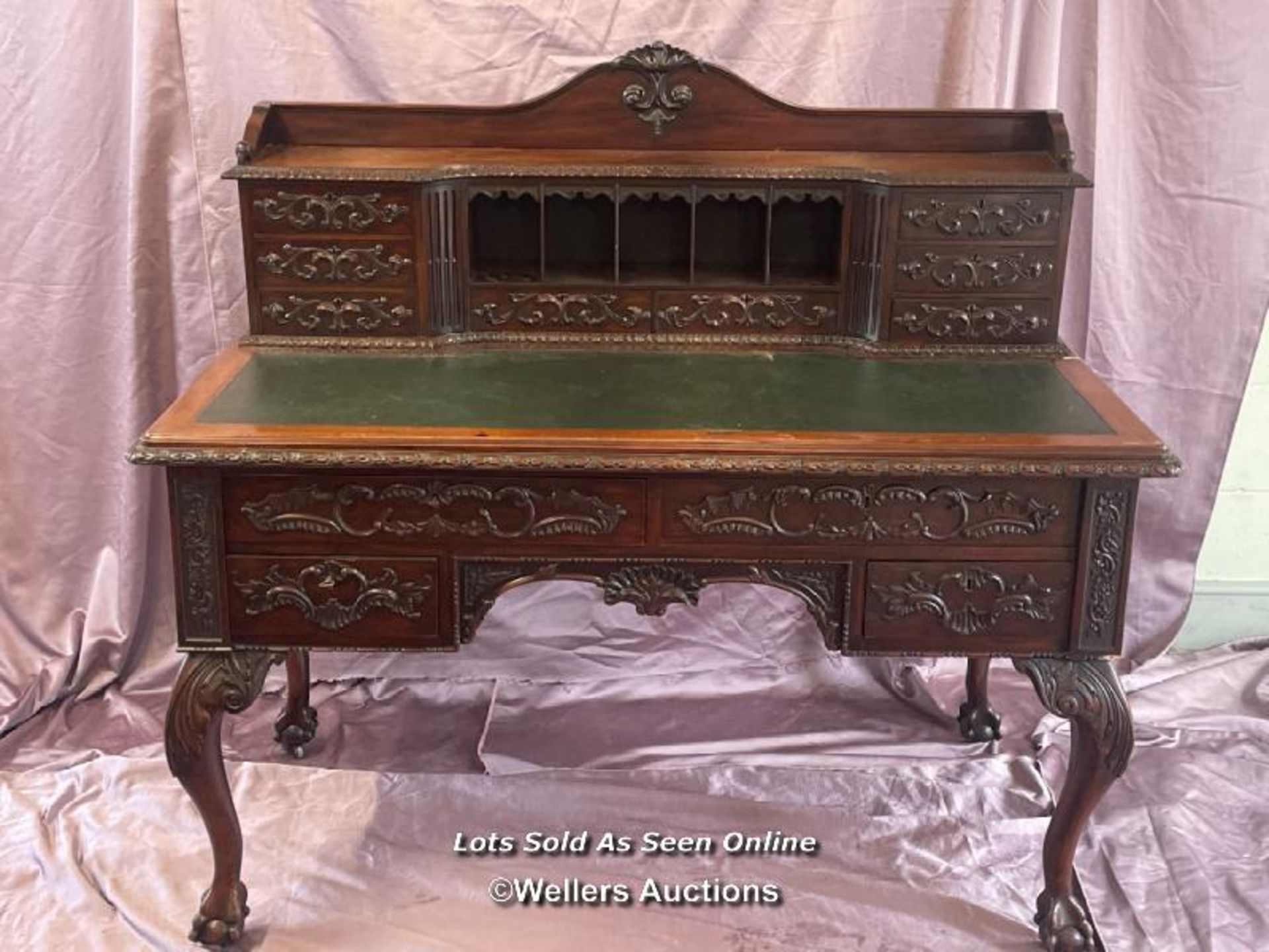 CIRCA 1900, GEOGIAN STYLE HIGHLY DECORATIVE AND CARVED MAHOGANY LINED WRITING DESK WITH LEATHER - Image 11 of 11