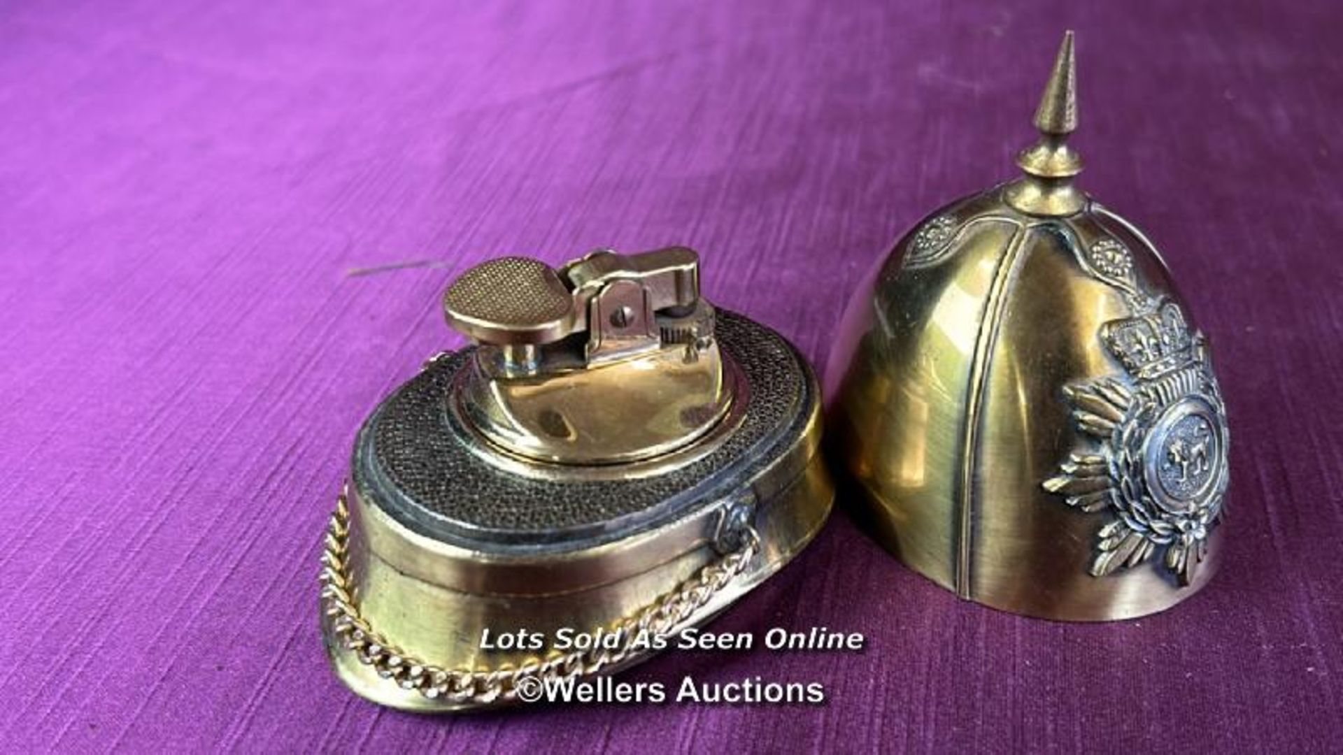 BRASS TABLE LIGHTER IN THE FORM OF A HOME SERVICE HELMET, HEIGHT 11CM - Bild 3 aus 3
