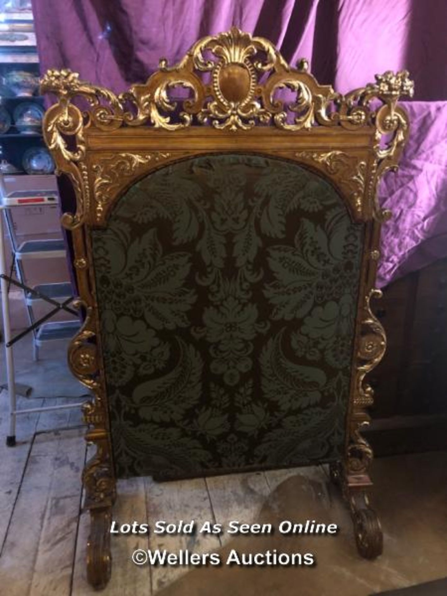 LARGE AND IMPRESSIVE FIRE SCREEN, ITALIAN ORIGIN, WITH EXTENSIVE CARVING AND GILDING, 88 X 40 X