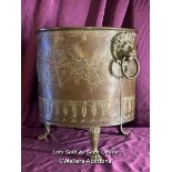 CIRCA 1780 BRASS COAL BUCKET, LIONS HEAD HANDLES AND CLAW FEET, DIAMETER 41CM X HEIGHT 45CM