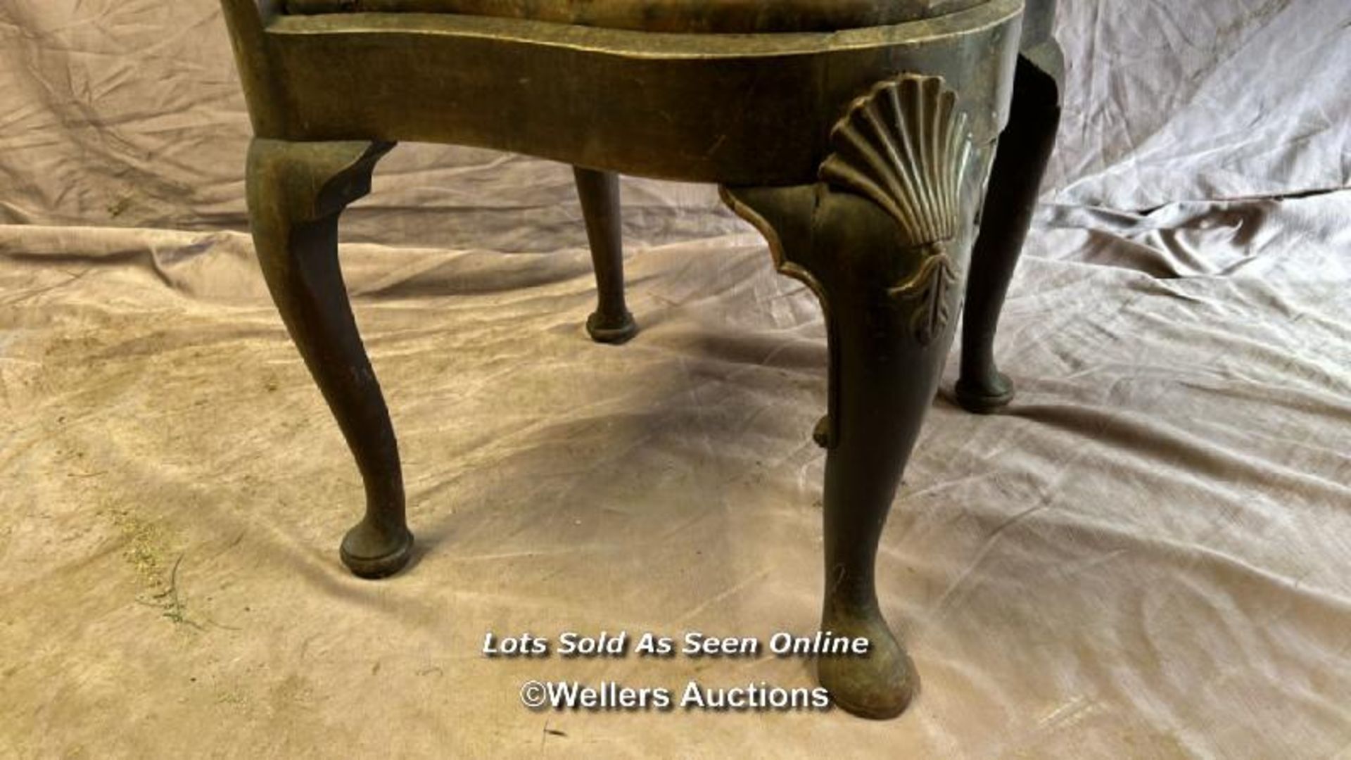 18TH CENTURY CORNER CHAIR, WITH SHELL MOTIF ON CABRIOLE LEGS, ORIGINAL LEATHER PADDED SEAT (IN - Bild 4 aus 5