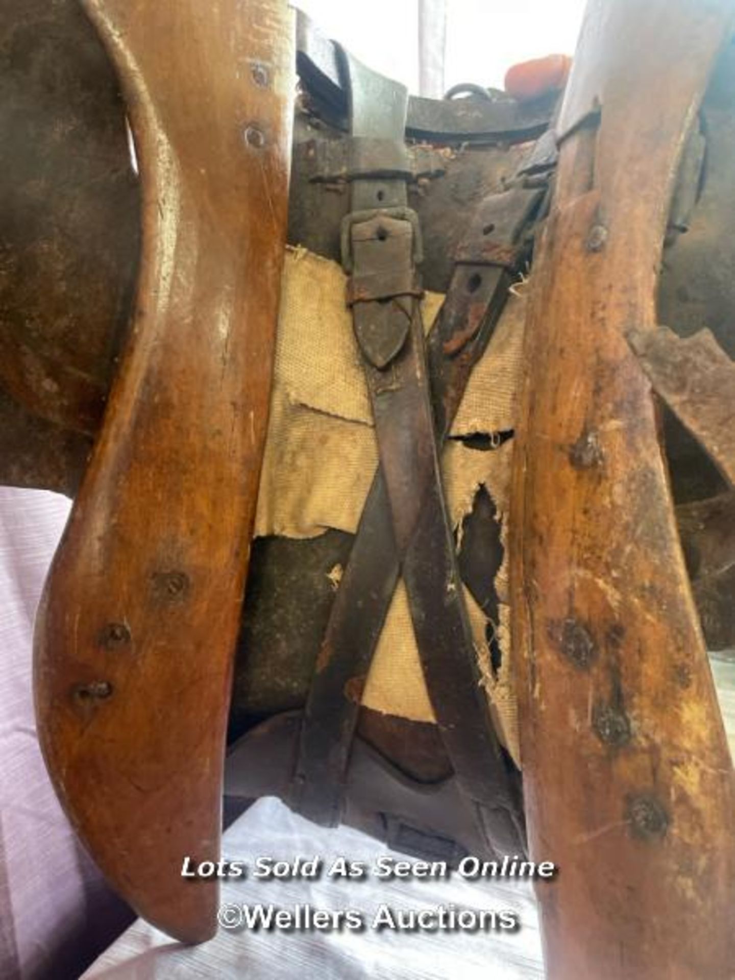 CIRCA 1900, BOER WAR PERIOD MILITARY SADDLE WITH ASSOCIATED HORSE BIT AND HARNESS - Bild 4 aus 4