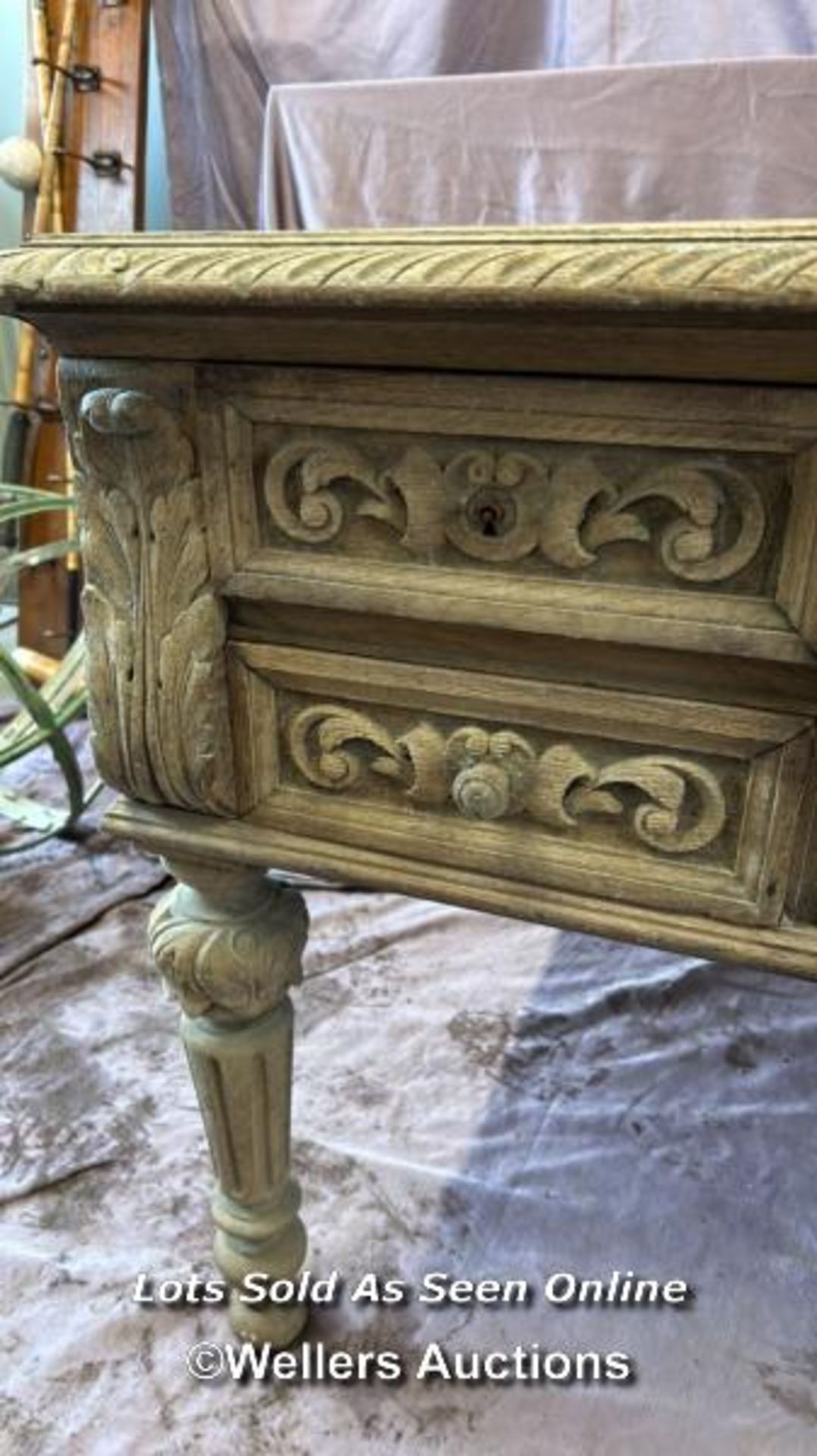 DECORATIVE BLEACHED OAK DESK WITH FOUR DRAWERS ON CARVED LEGS, 130 X 76 X 74.5CM - Image 4 of 7
