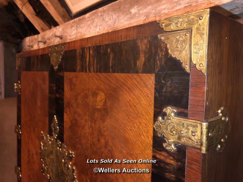 CHINOISERIE CABINET WITH EXTENSIVE ORMULU MOUNTED HINGES AND ESCUTCHEON VENEERED WTH EXOTIC - Image 4 of 7