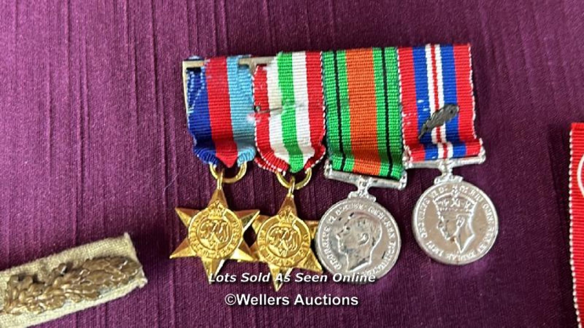 ASSORTED MILITARIA INCLUDING MEDALS, BUTTONS AND BADGES - Bild 5 aus 9