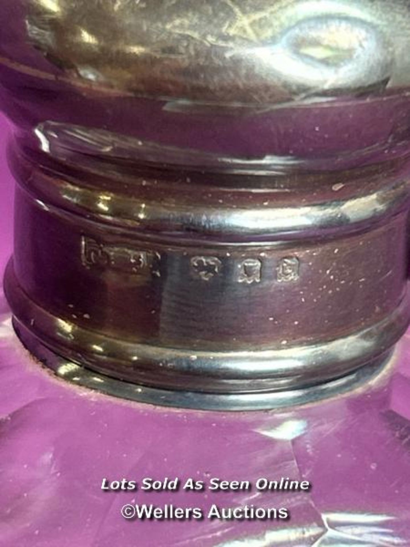 TWO HALLMARKED SILVER TOPPED AND CUT GLASS BEVELLED JARS, TALLEST 9CM, TOTAL SILVER WEIGHT 44GMS - Image 2 of 3