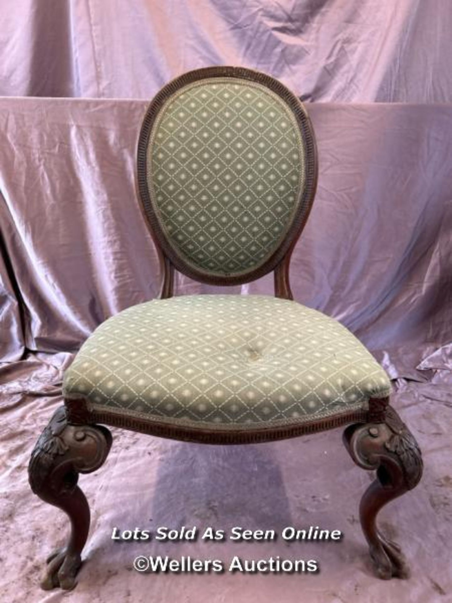 19TH CENTURY FEDERAL STYLE UPHOLSTERED SINGLE CHAIR WITH CARVED FRONT LEGS AND TWO CLAW FEET, HEIGHT